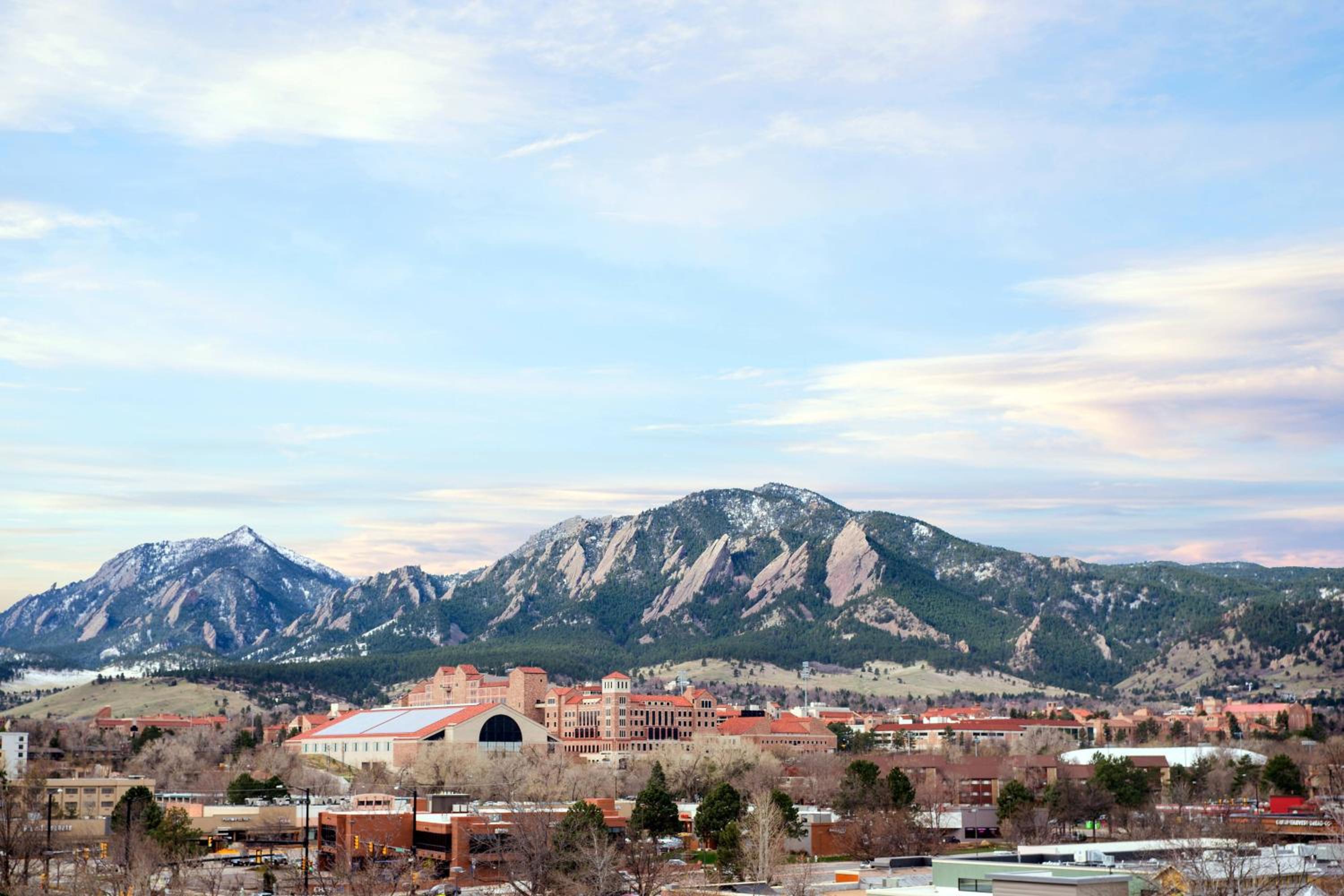 Guest room, 1 King, Campus/Flatirons view - Photo 5