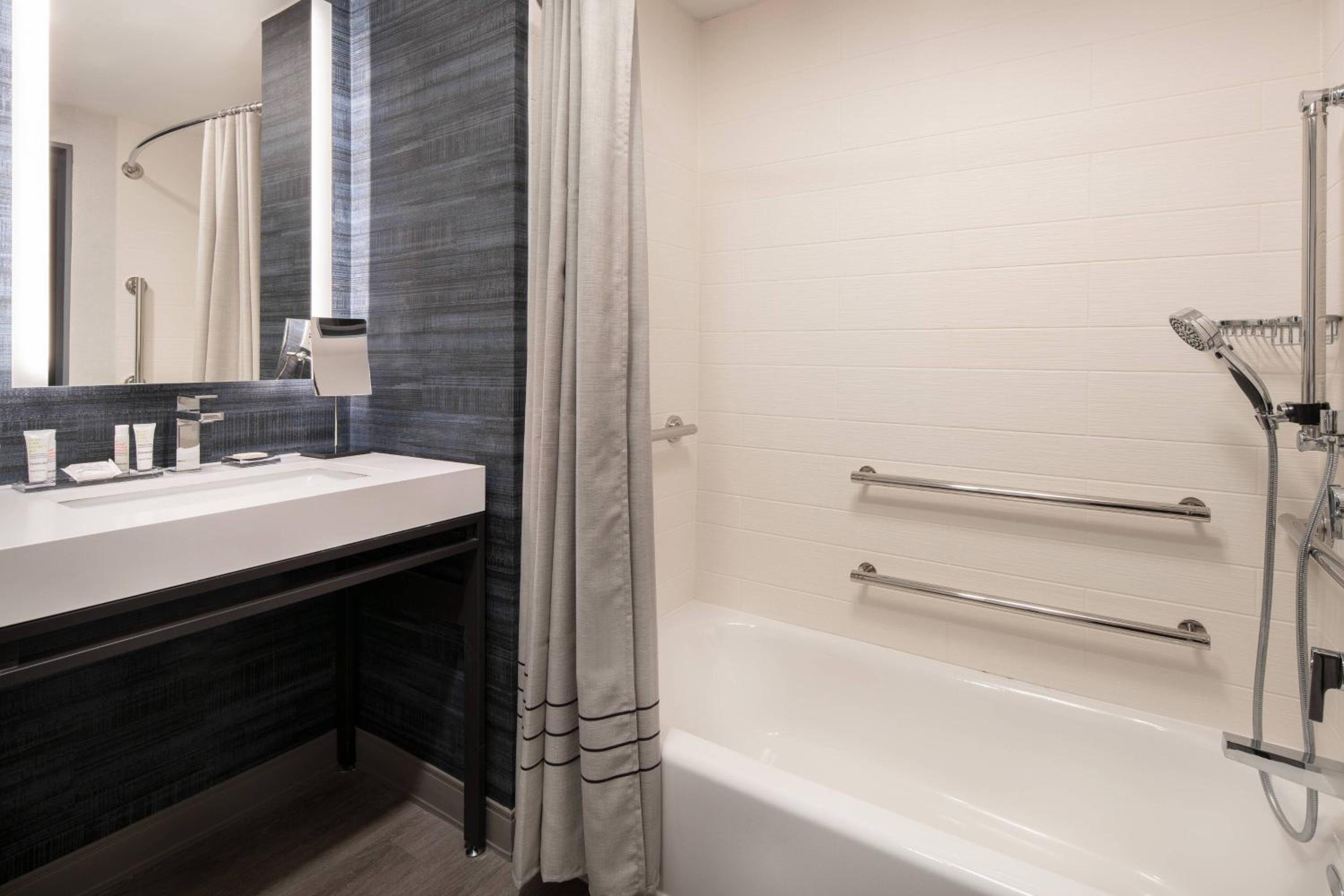 Guest Room, 1 King - Photo 5