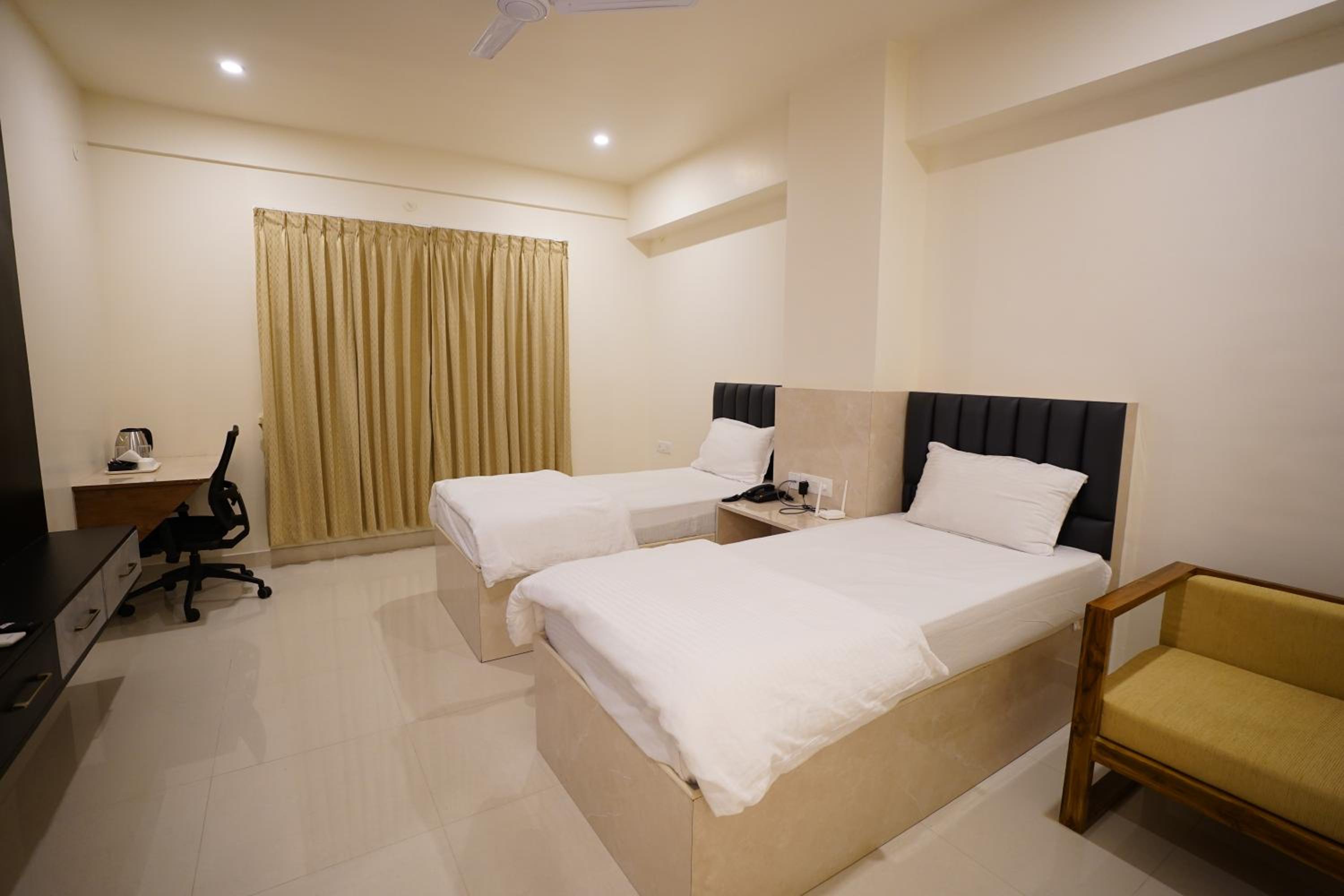 Deluxe Double Room (2 Adults + 1 Child) - Photo 42