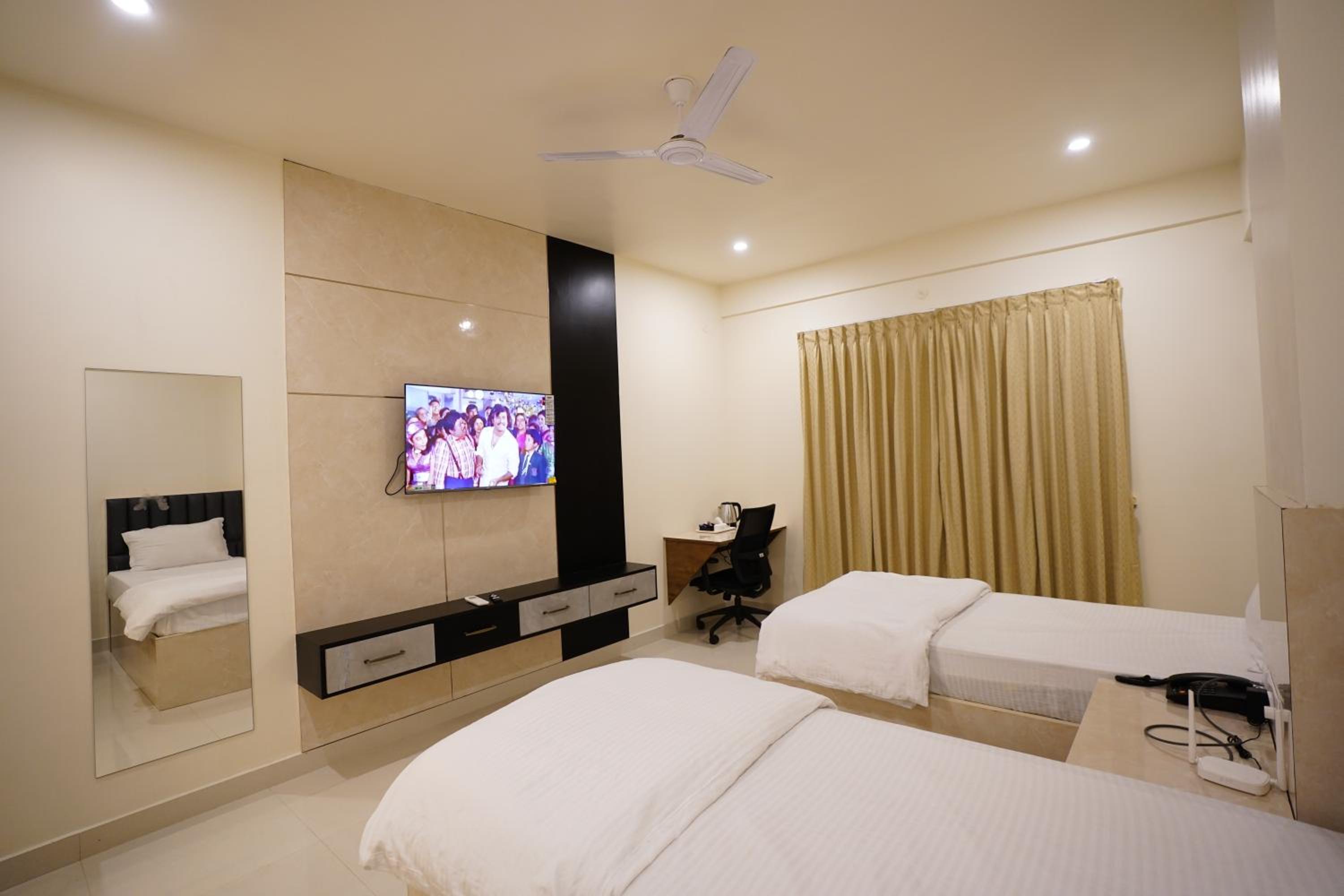 Deluxe Double Room (2 Adults + 1 Child) - Photo 37