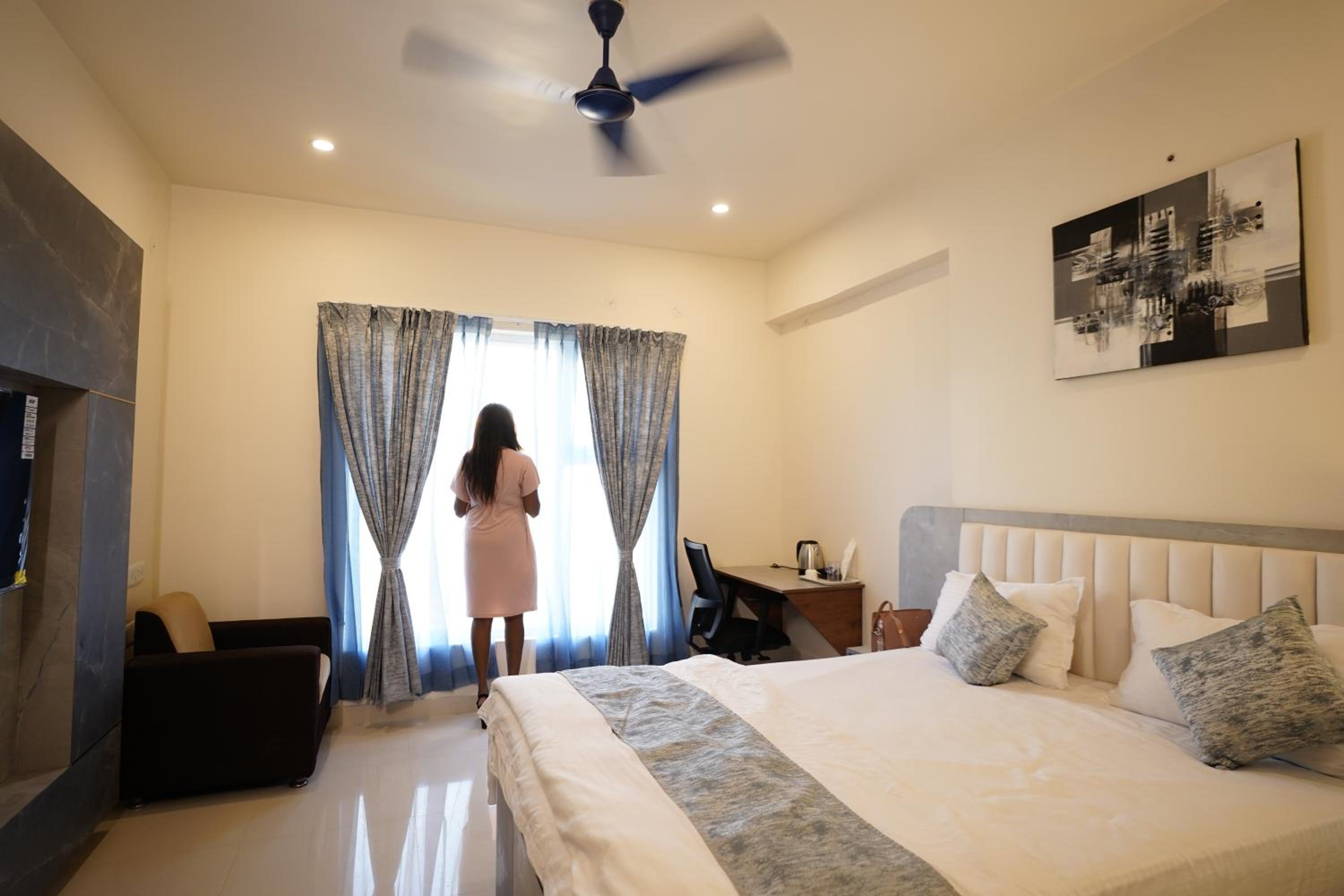 Deluxe Double Room (2 Adults + 1 Child) - Photo 36