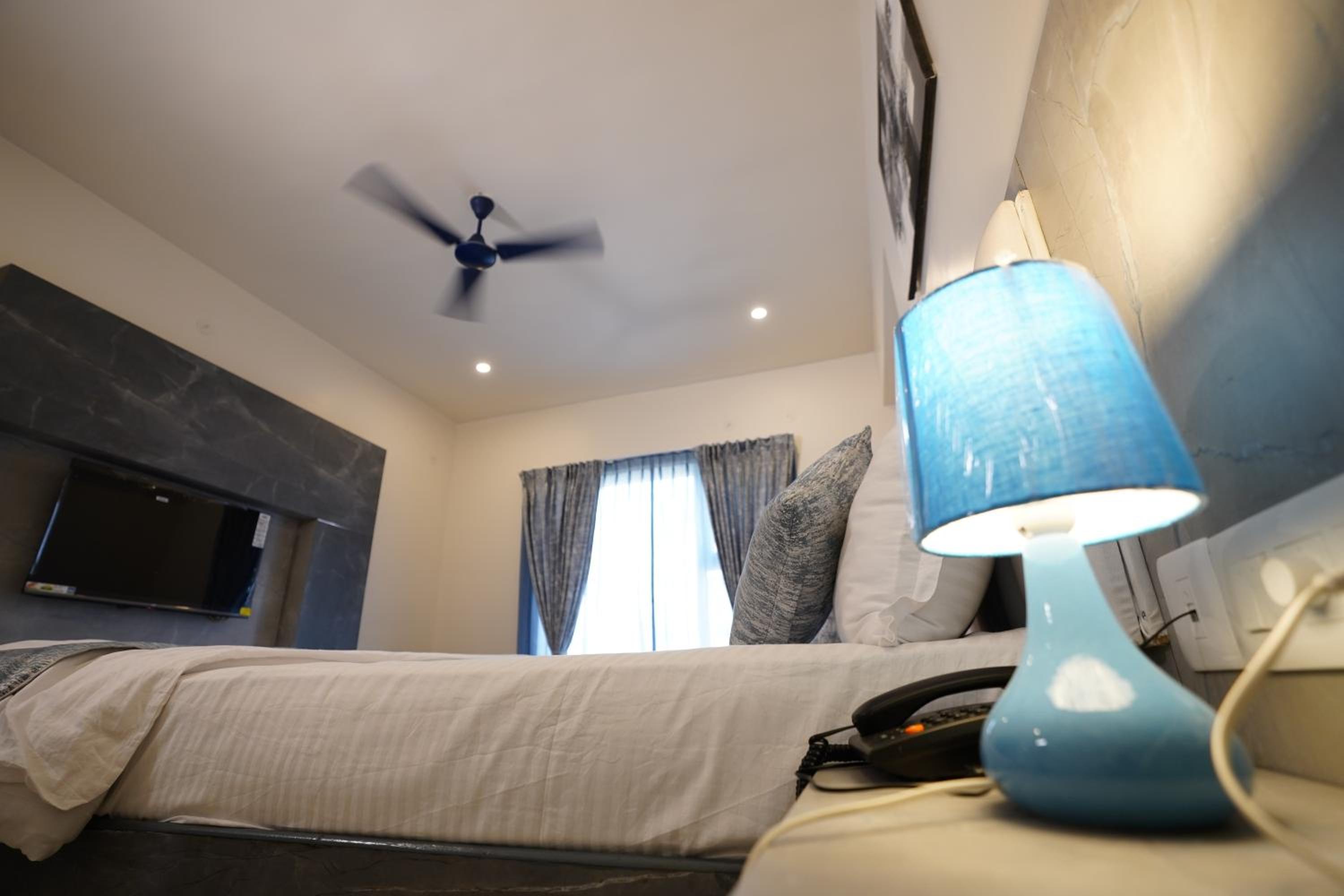 Deluxe Double Room (2 Adults + 1 Child) - Photo 32