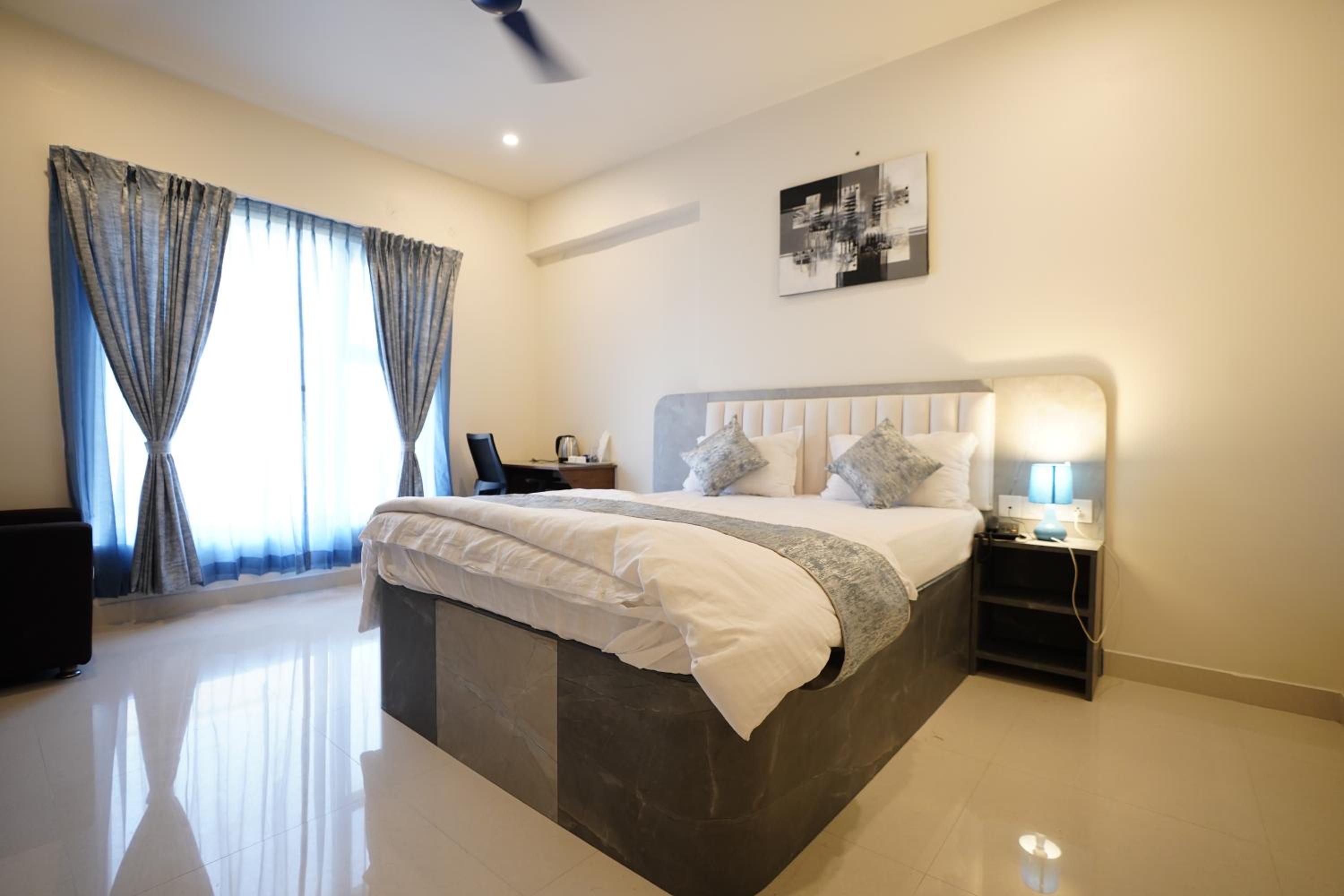 Deluxe Double Room (2 Adults + 1 Child) - Photo 31