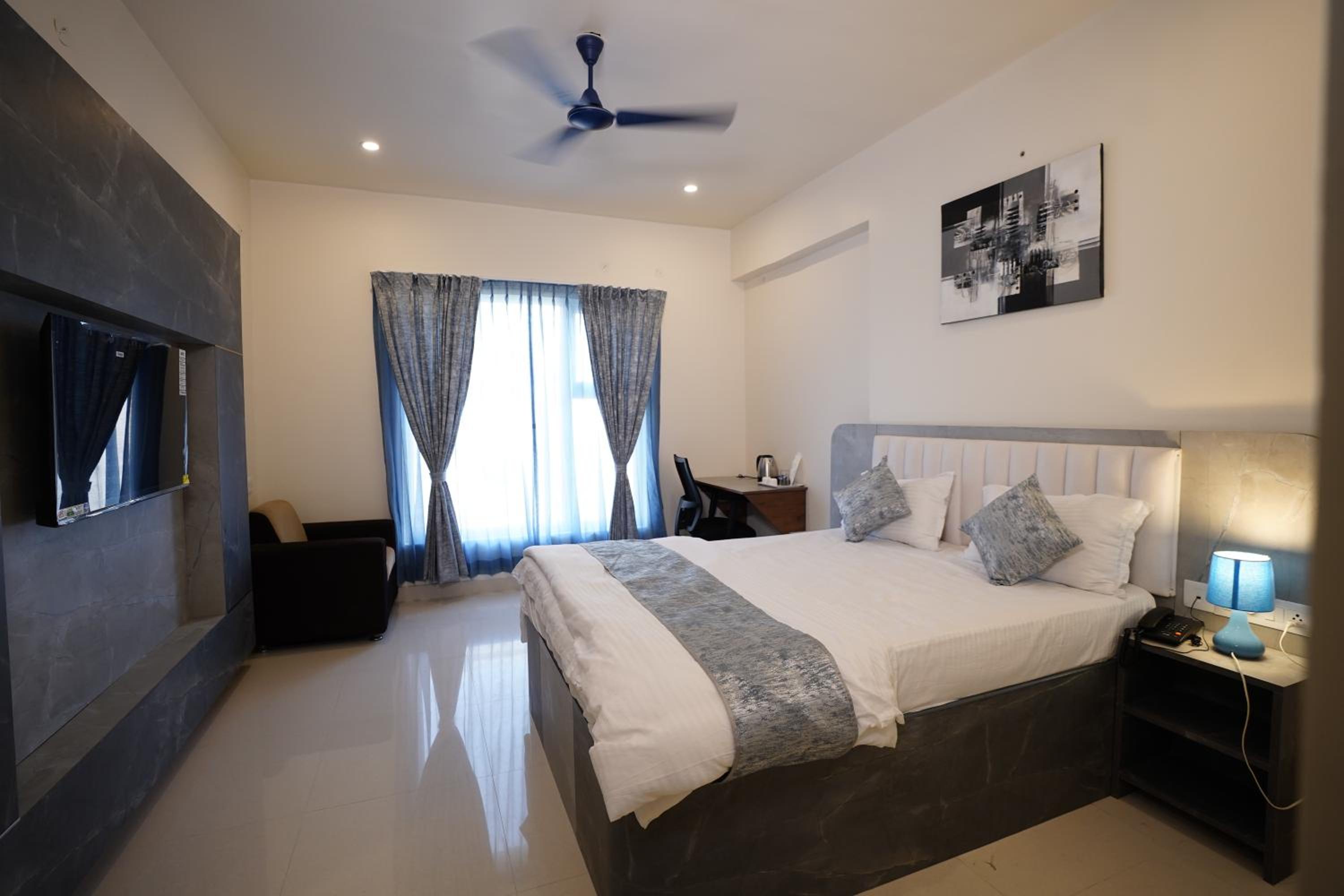 Deluxe Double Room (2 Adults + 1 Child) - Photo 30