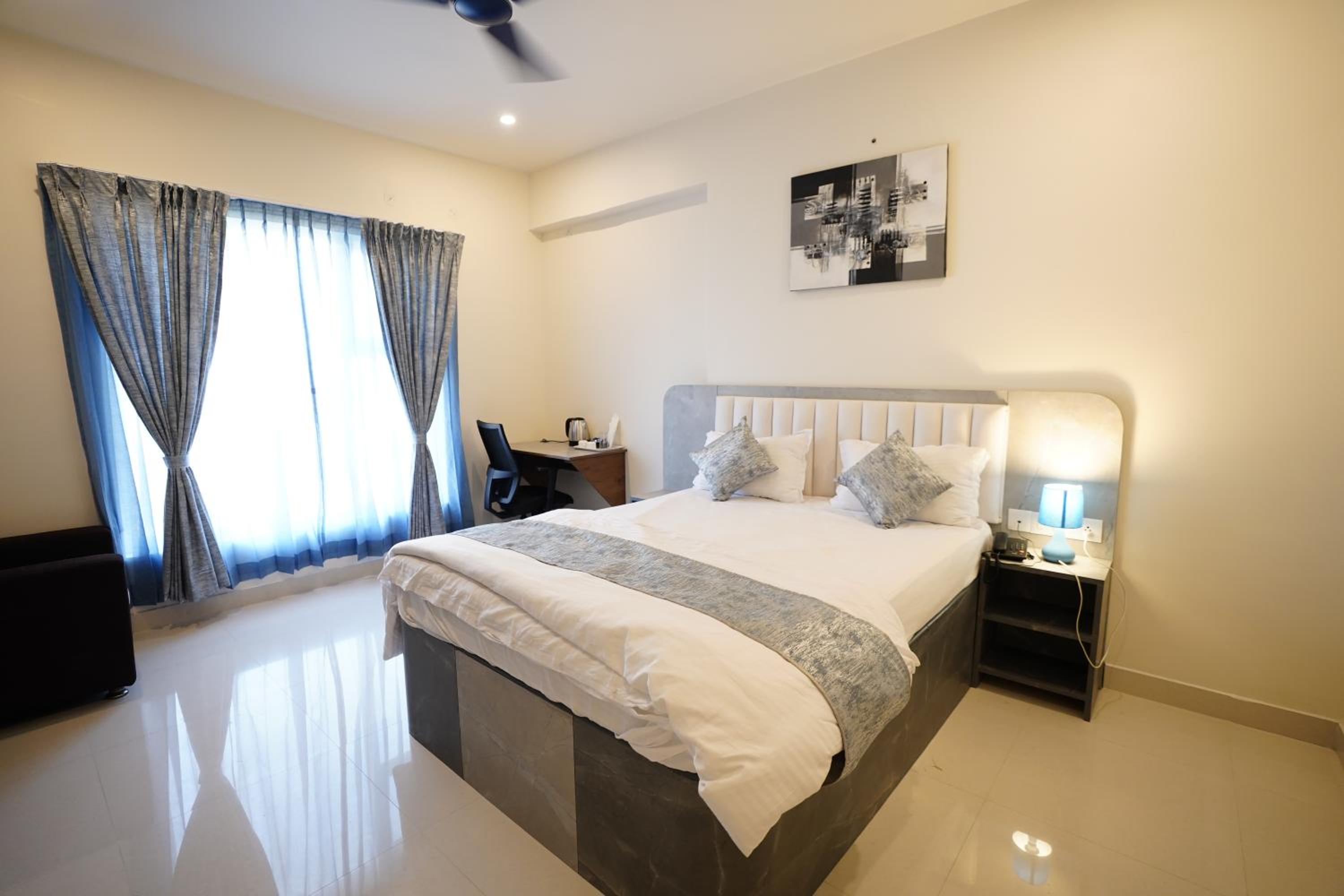 Deluxe Double Room (2 Adults + 1 Child) - Photo 29