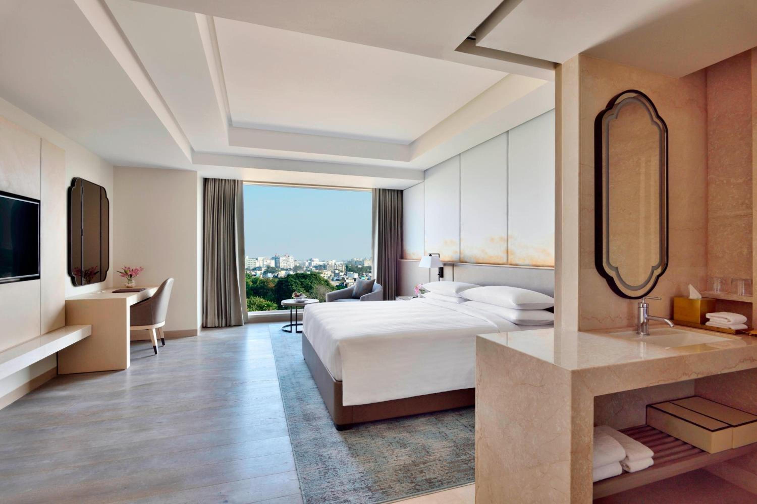 Standard King, Guest Room, 1 King Bed - INR 1000 F&B Credit, 1+1 on Selected Beverages (Happy Hours 17:00 -19:00 Hrs)
