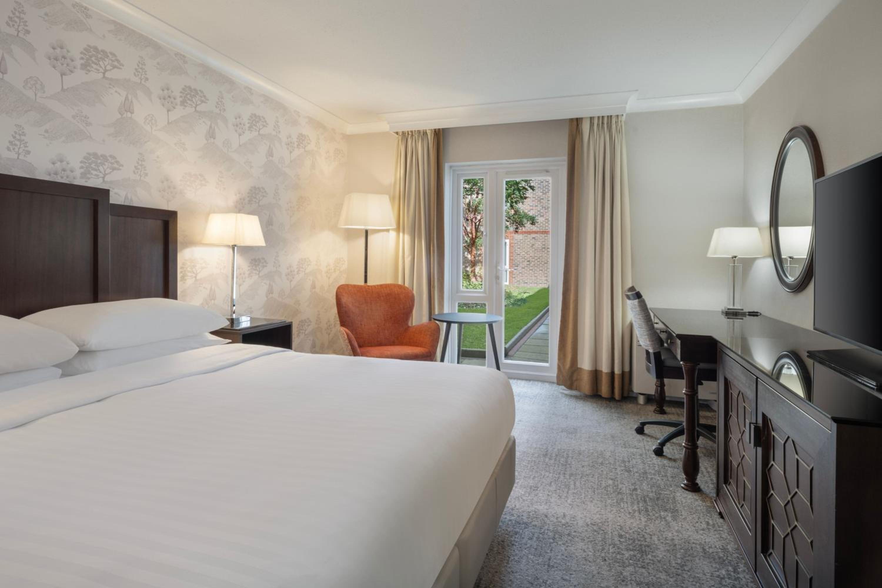 Deluxe King Room - Photo 6