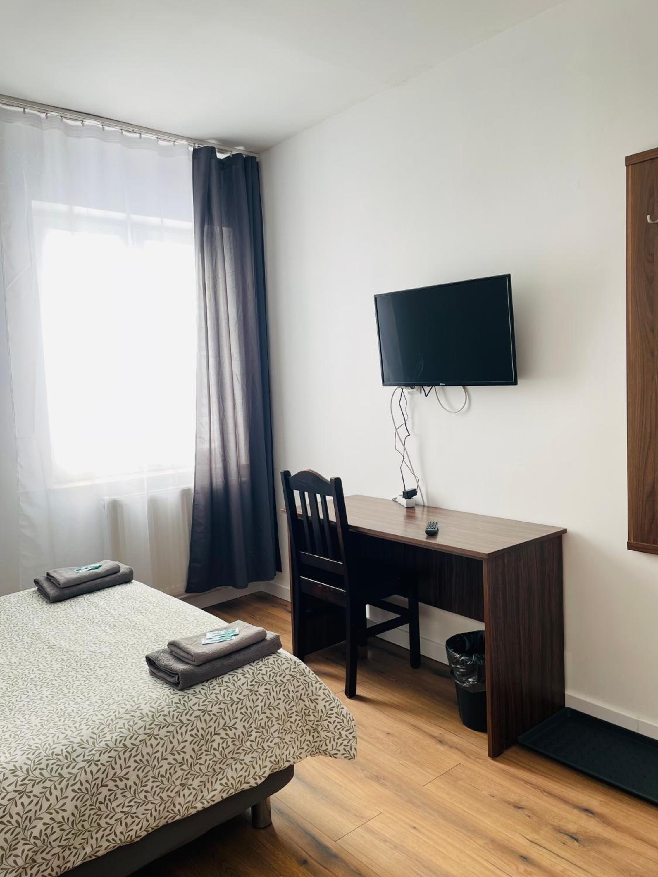 Standard Queen Room - Photo 7