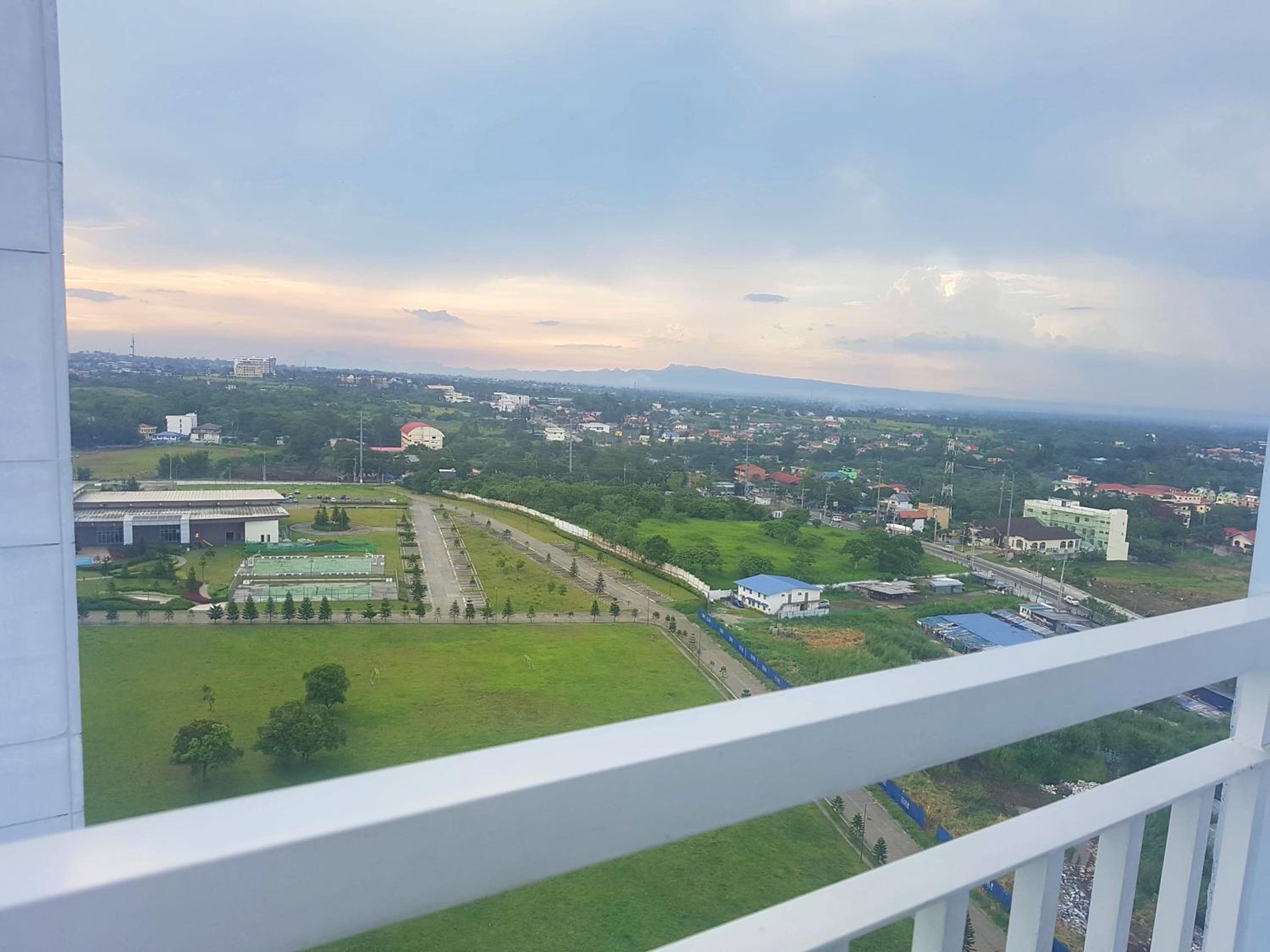 One-Bedroom Apartment with Lake View - Photo 2
