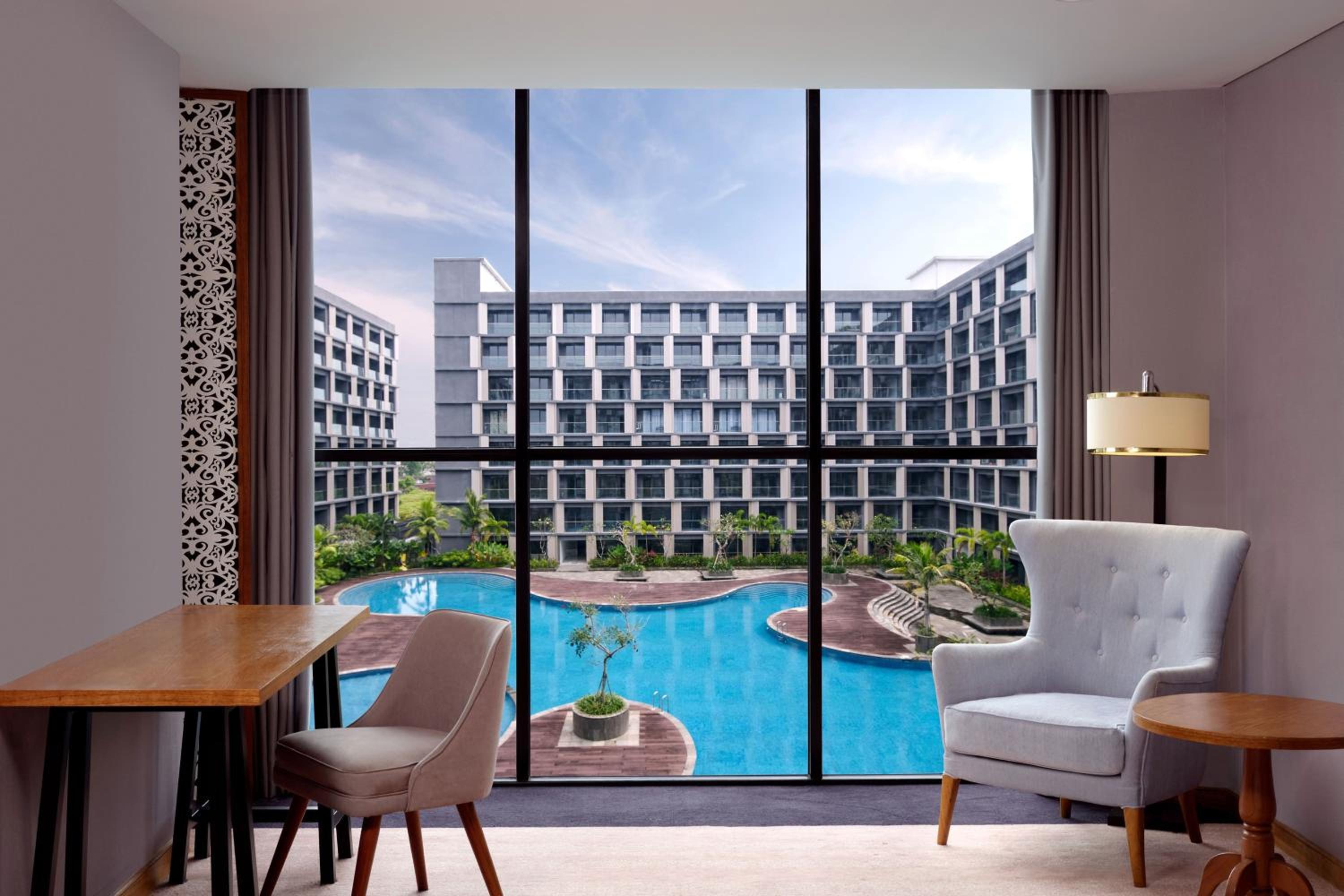 Deluxe Premium King Room with Pool View and Free Airport Shuttle Transfer - Photo 2