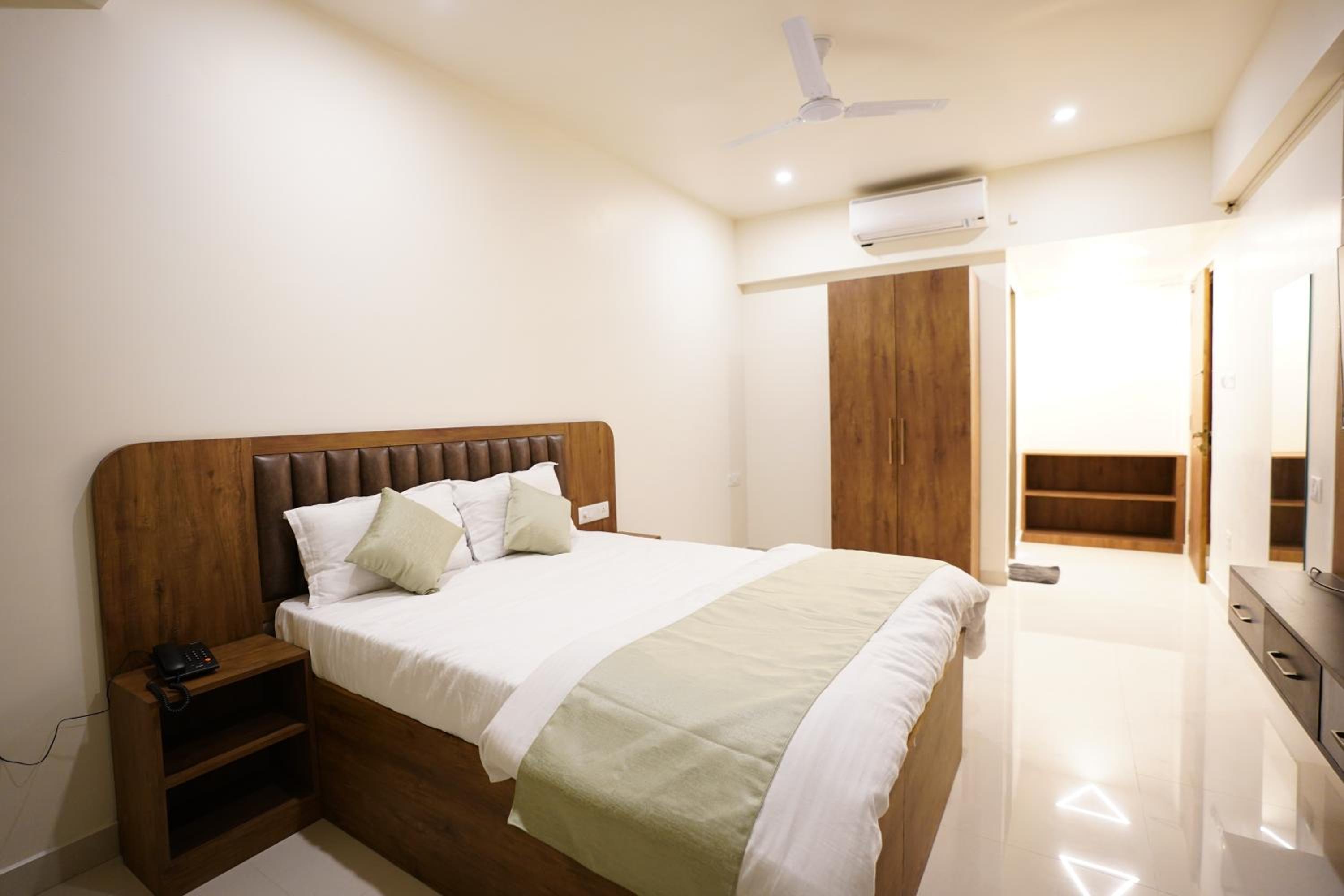 Deluxe Double Room (2 Adults + 1 Child) - Photo 24