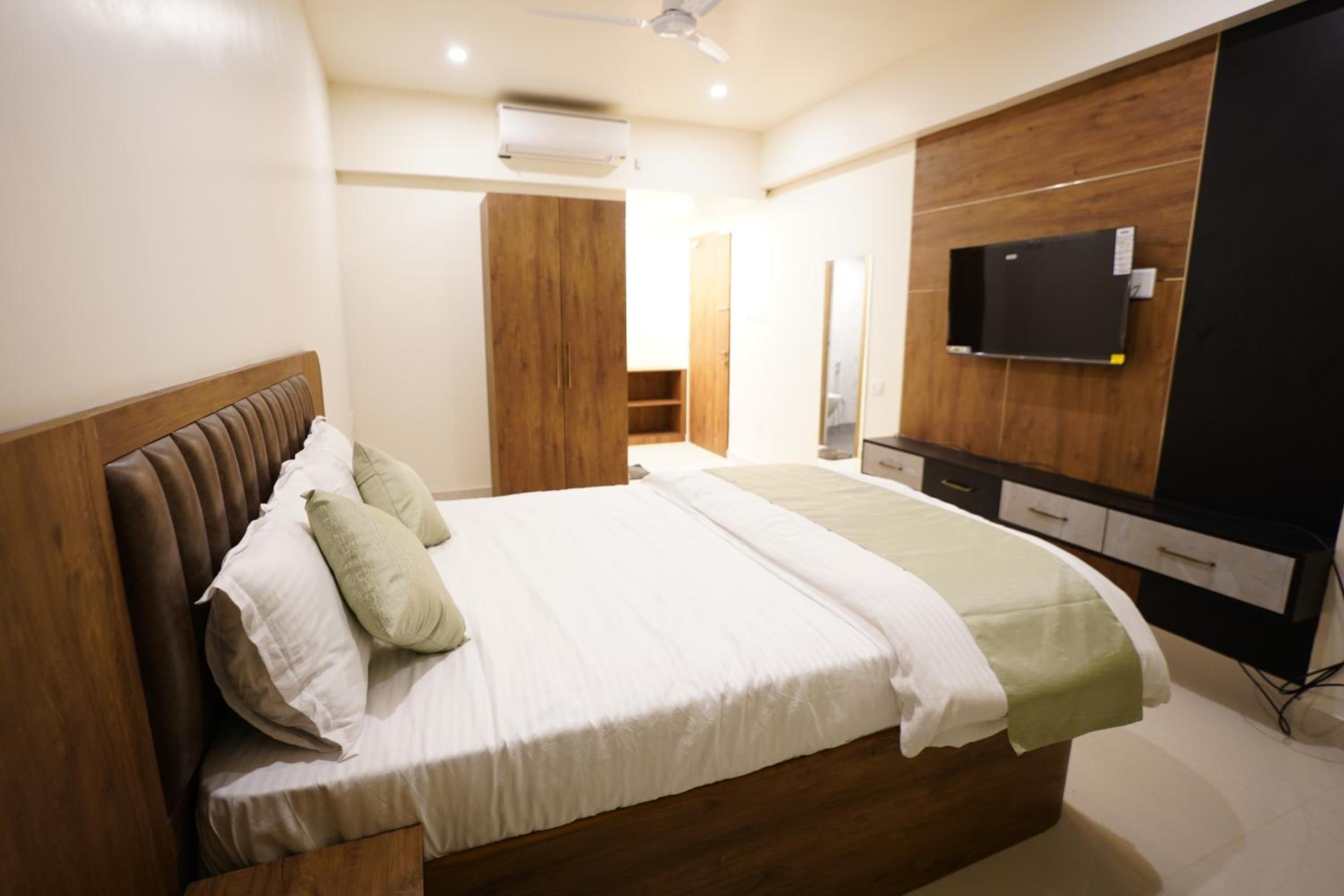 Deluxe Double Room (2 Adults + 1 Child) - Photo 23