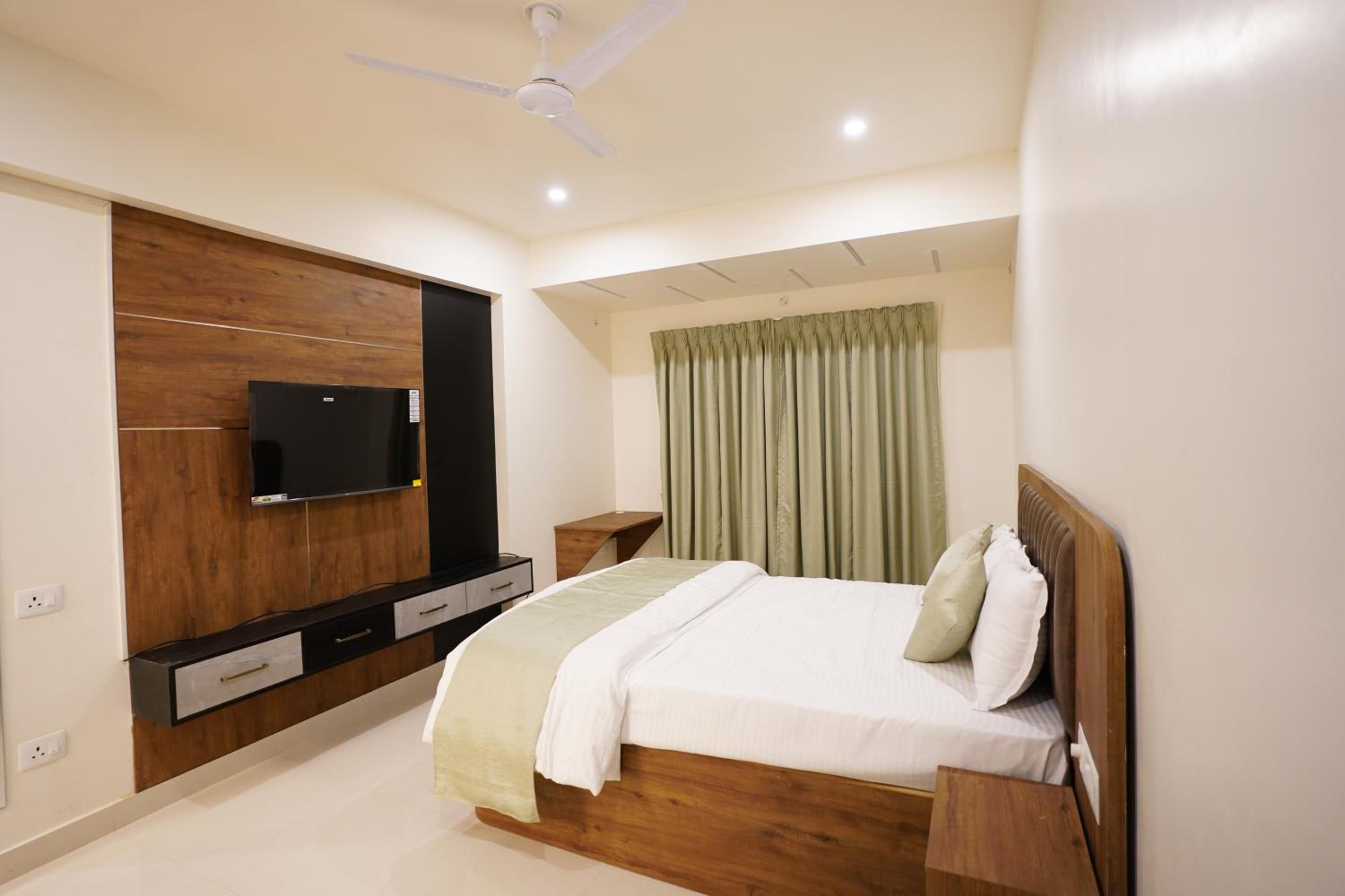 Deluxe Double Room (2 Adults + 1 Child) - Photo 22