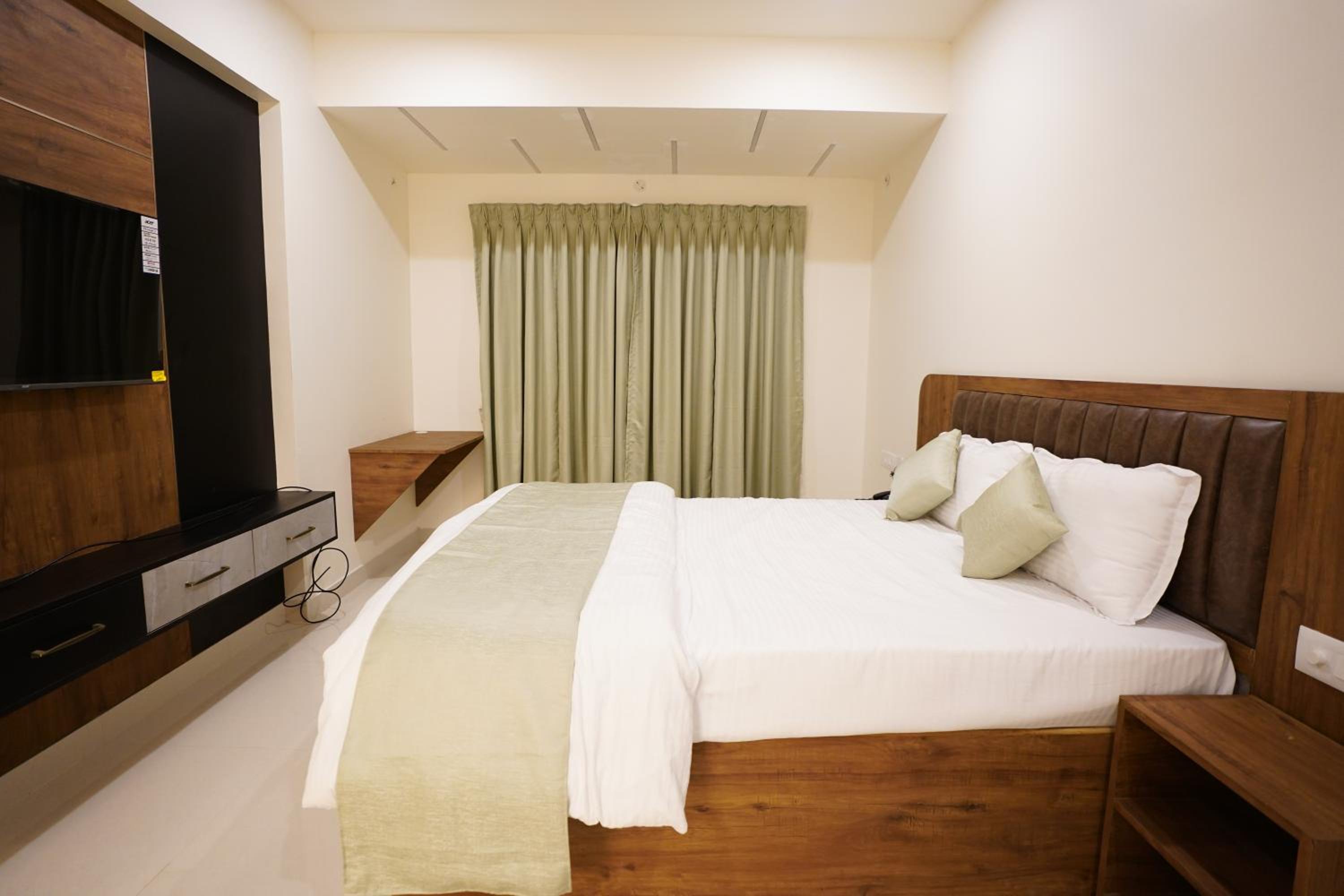 Deluxe Double Room (2 Adults + 1 Child) - Photo 21
