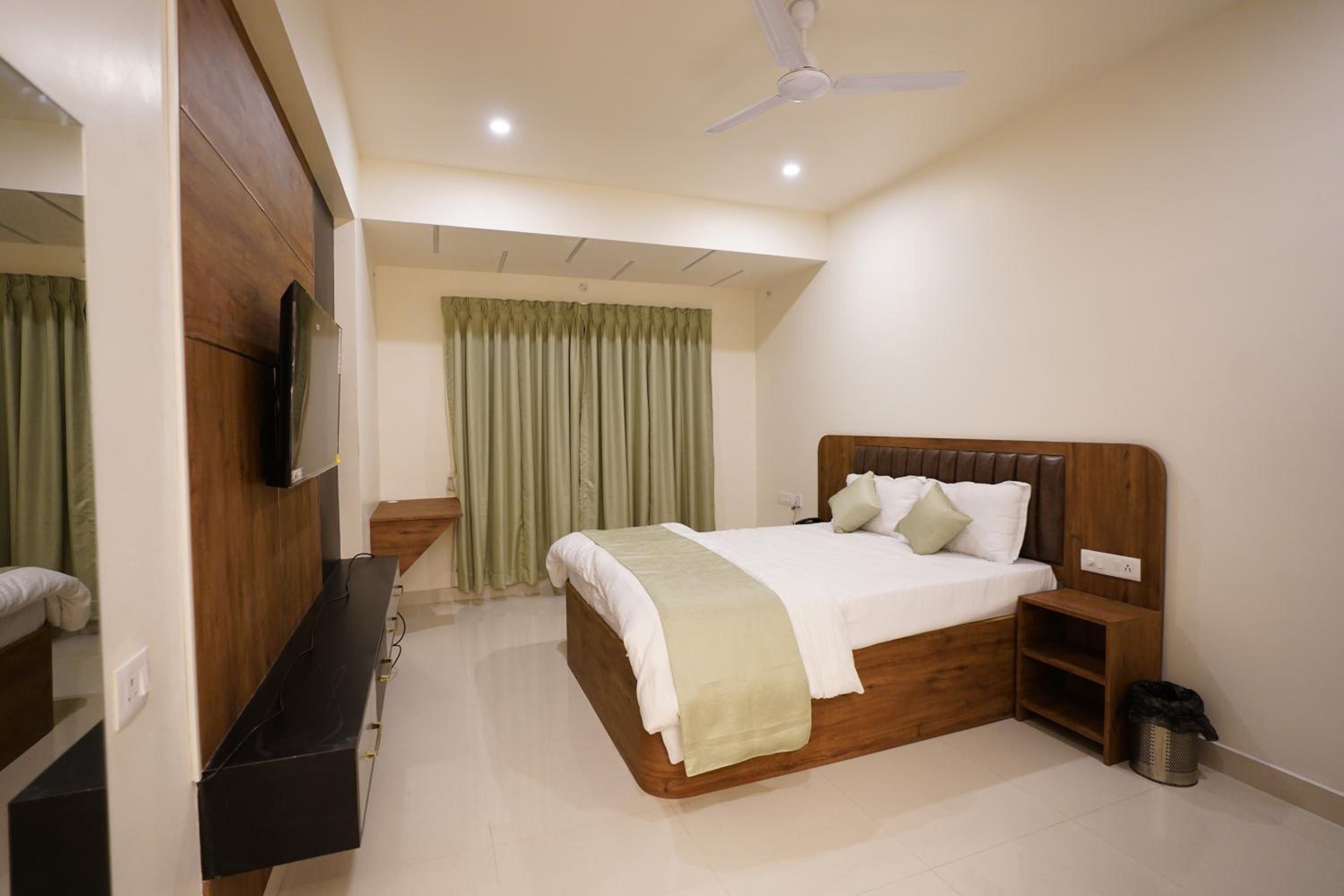 Deluxe Double Room (2 Adults + 1 Child) - Photo 20