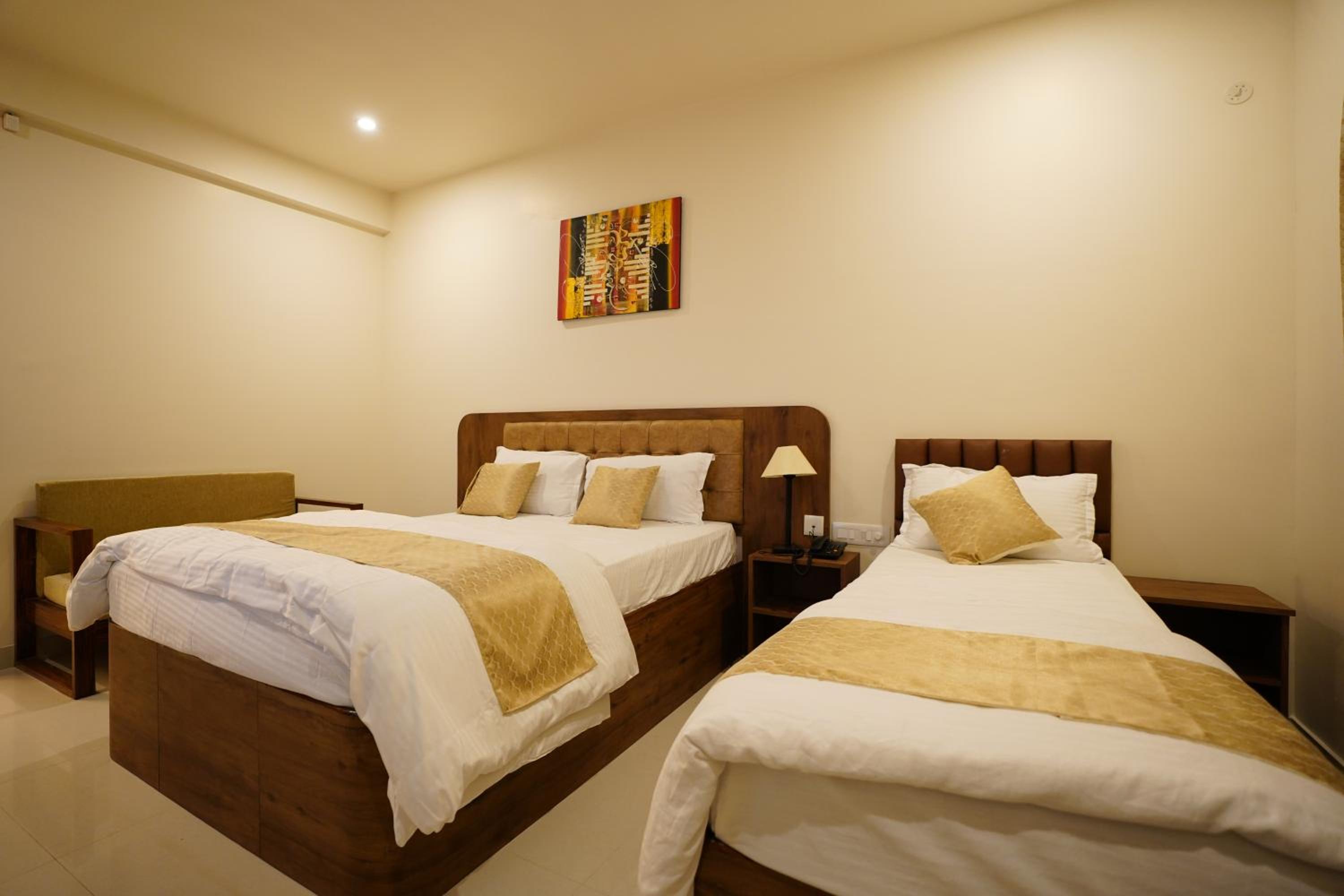 Deluxe Double Room (2 Adults + 1 Child) - Photo 18