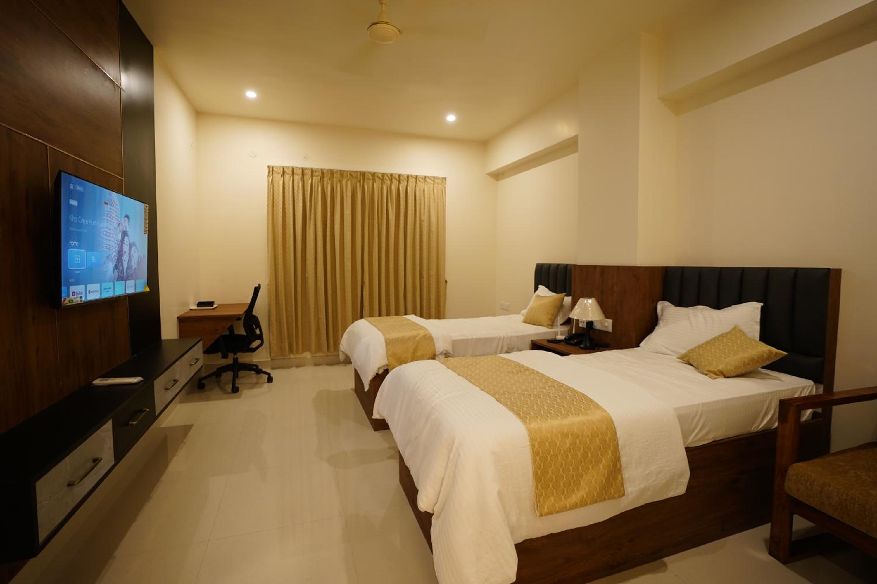 Deluxe Double Room (2 Adults + 1 Child) - Photo 17