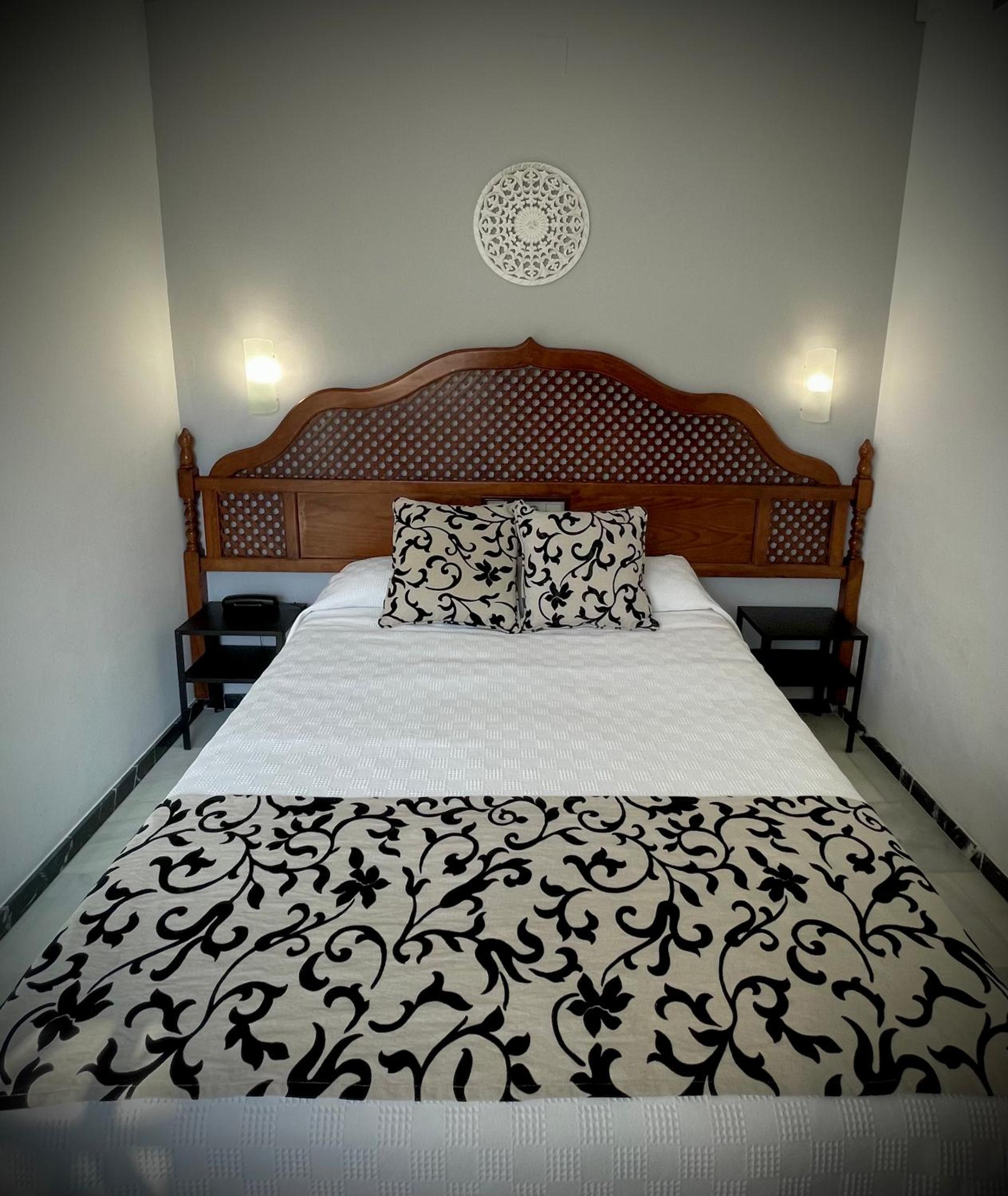Economy Small Double Room with One Bed - Photo 2