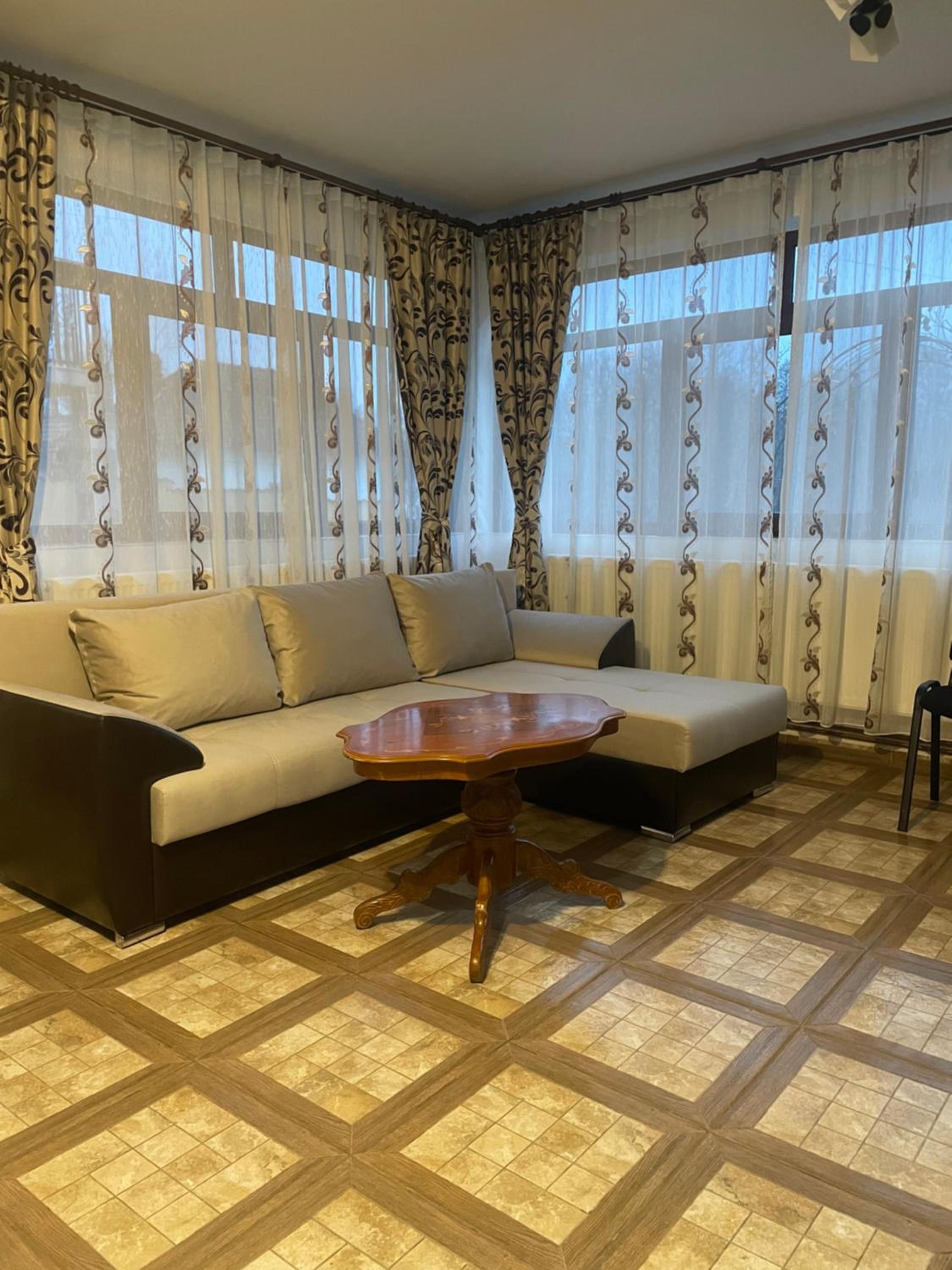 Five-Bedroom House photo 1