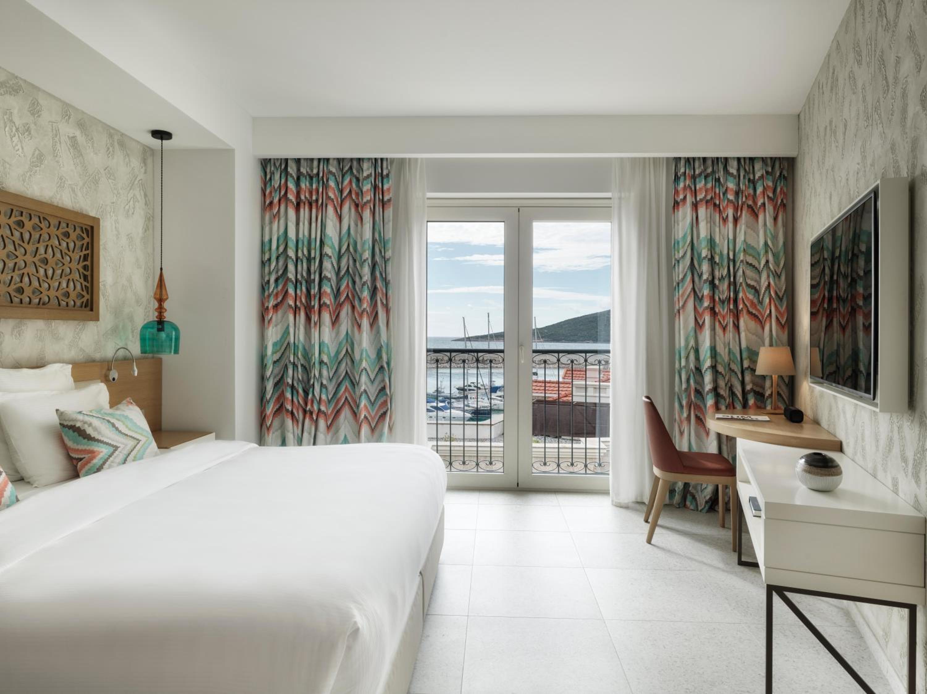 Deluxe Suite with Partial Sea View - Photo 1
