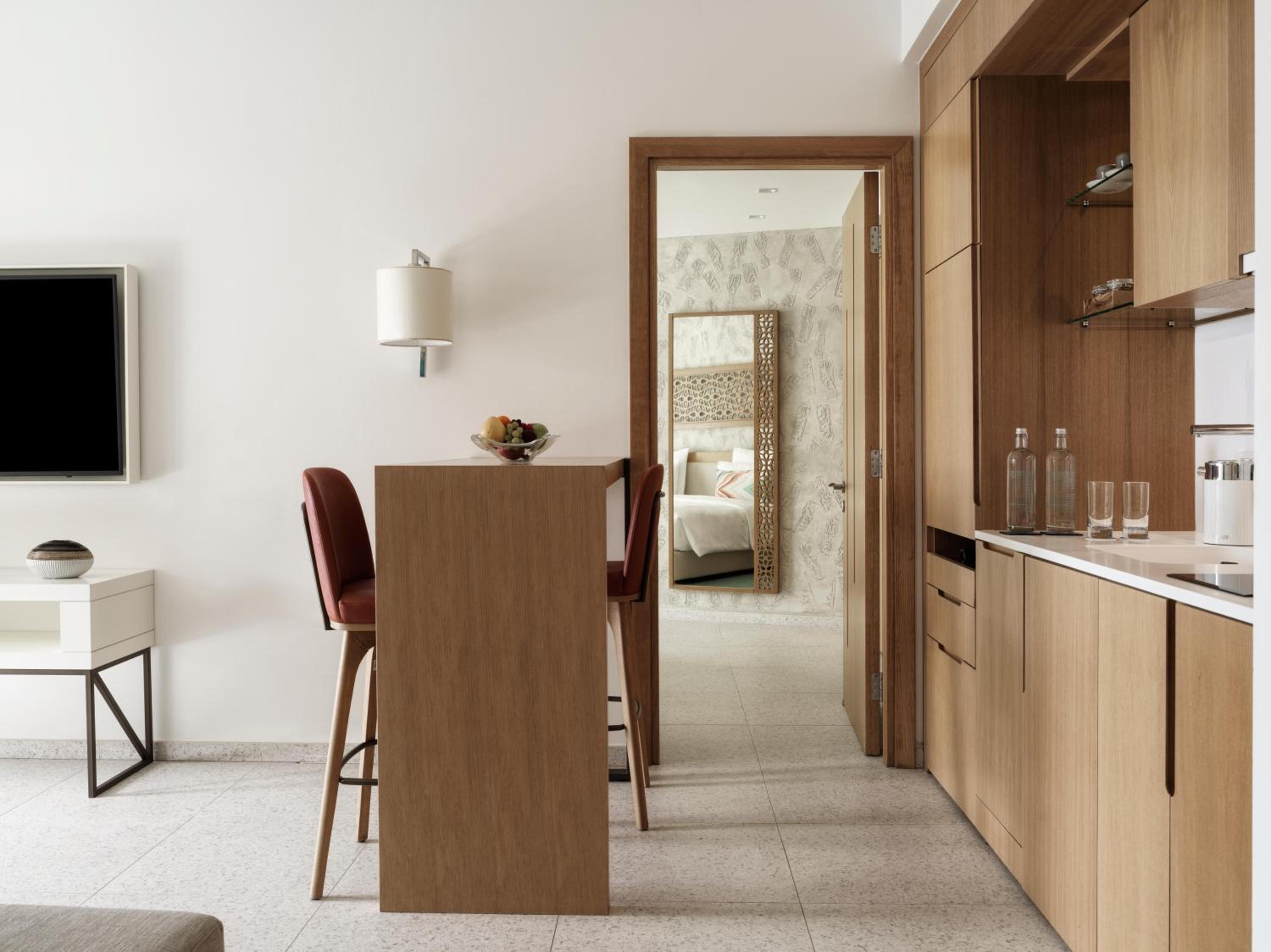 Deluxe Suite with Partial Sea View - Photo 2