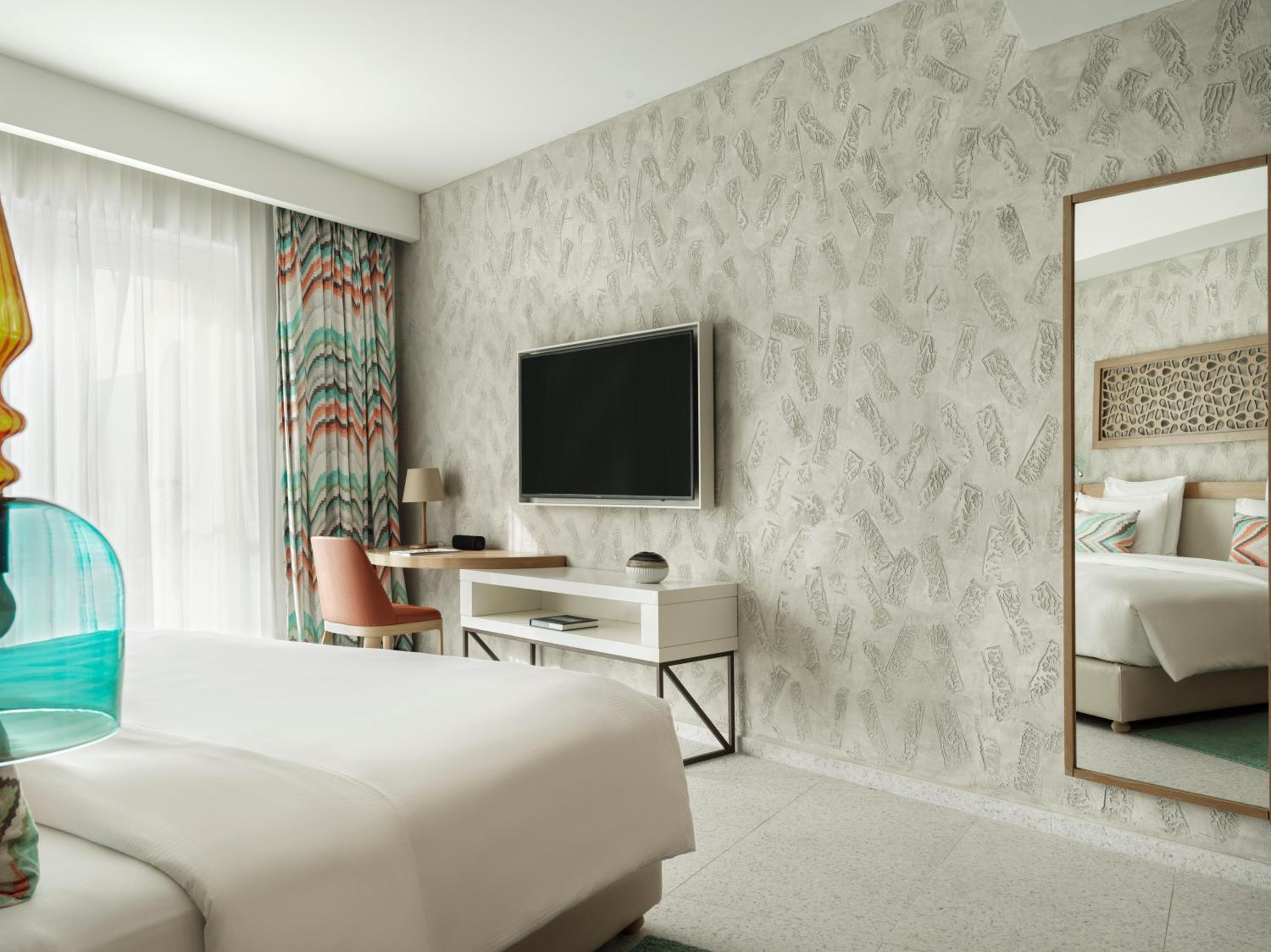 Deluxe Suite with Partial Sea View - Photo 3