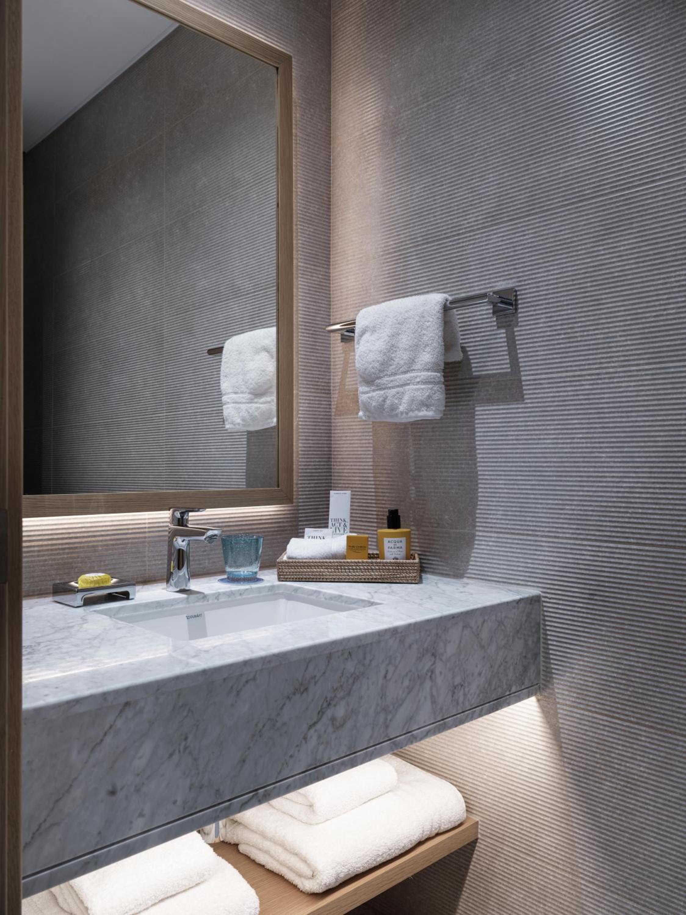 Junior Suite with Partial Sea View - Photo 8