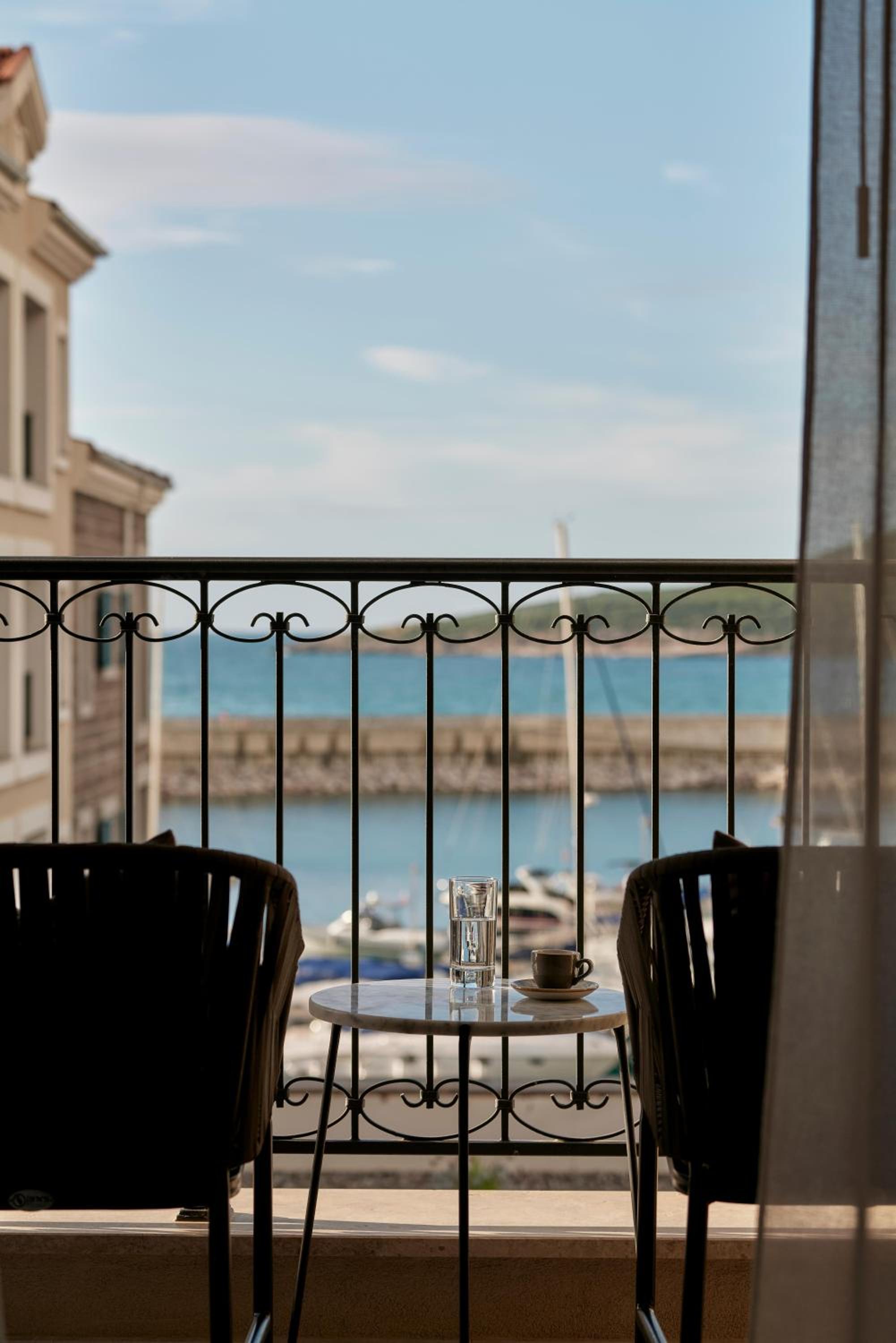 Deluxe Suite with Partial Sea View - Photo 4