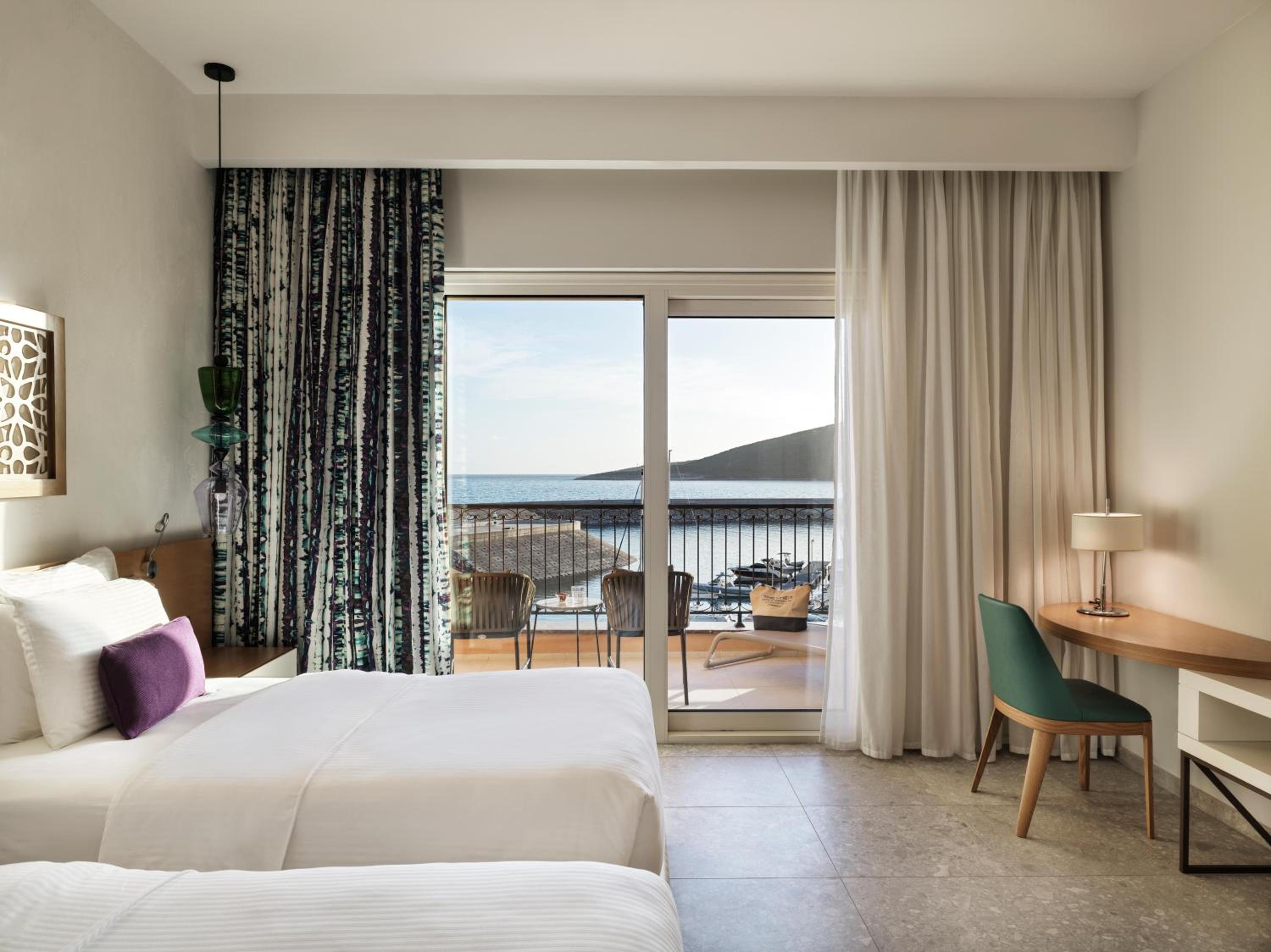 Grand Deluxe Corner Suite Sea View - Photo 1
