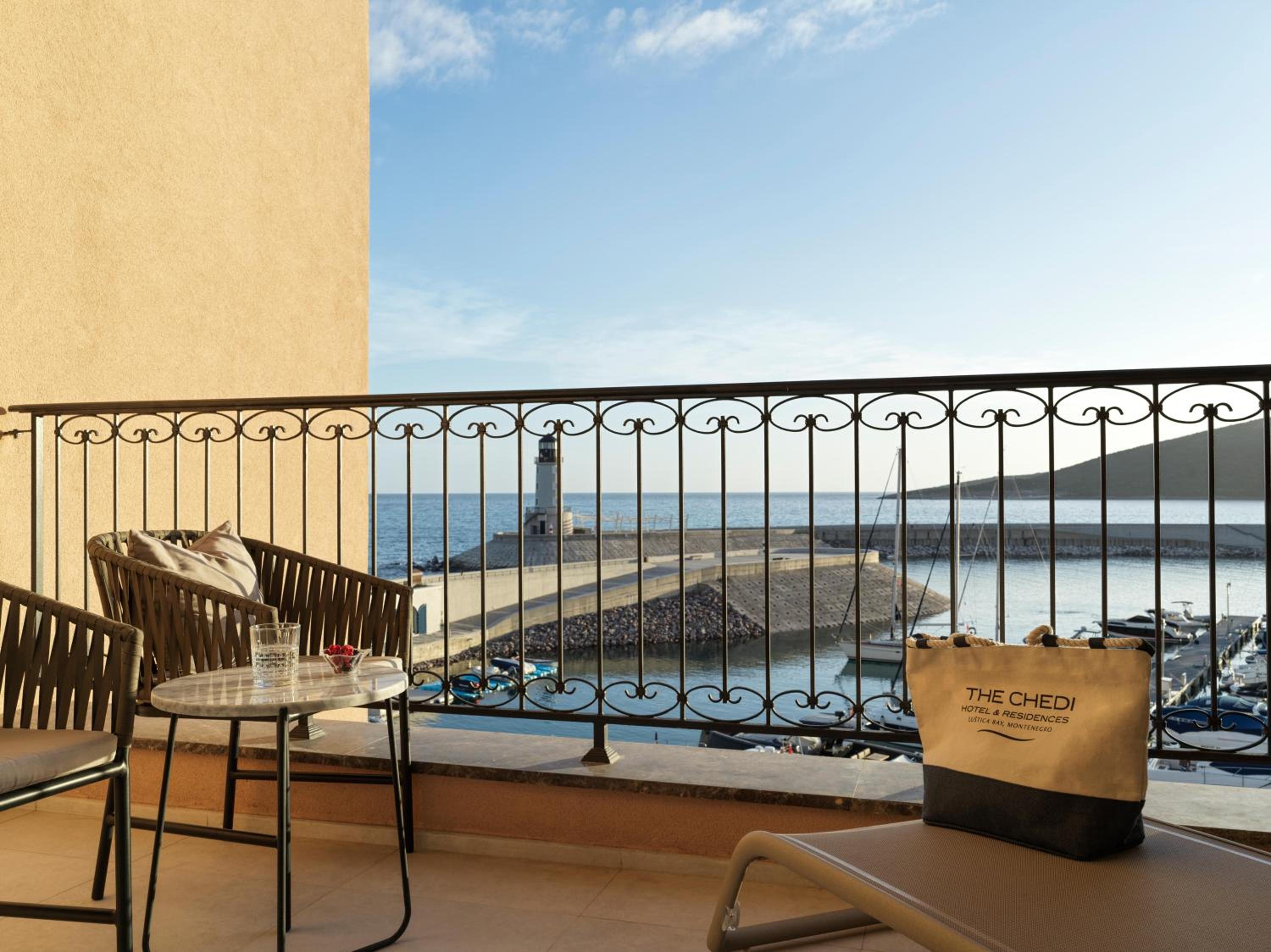 Grand Deluxe Corner Suite Sea View - Photo 2