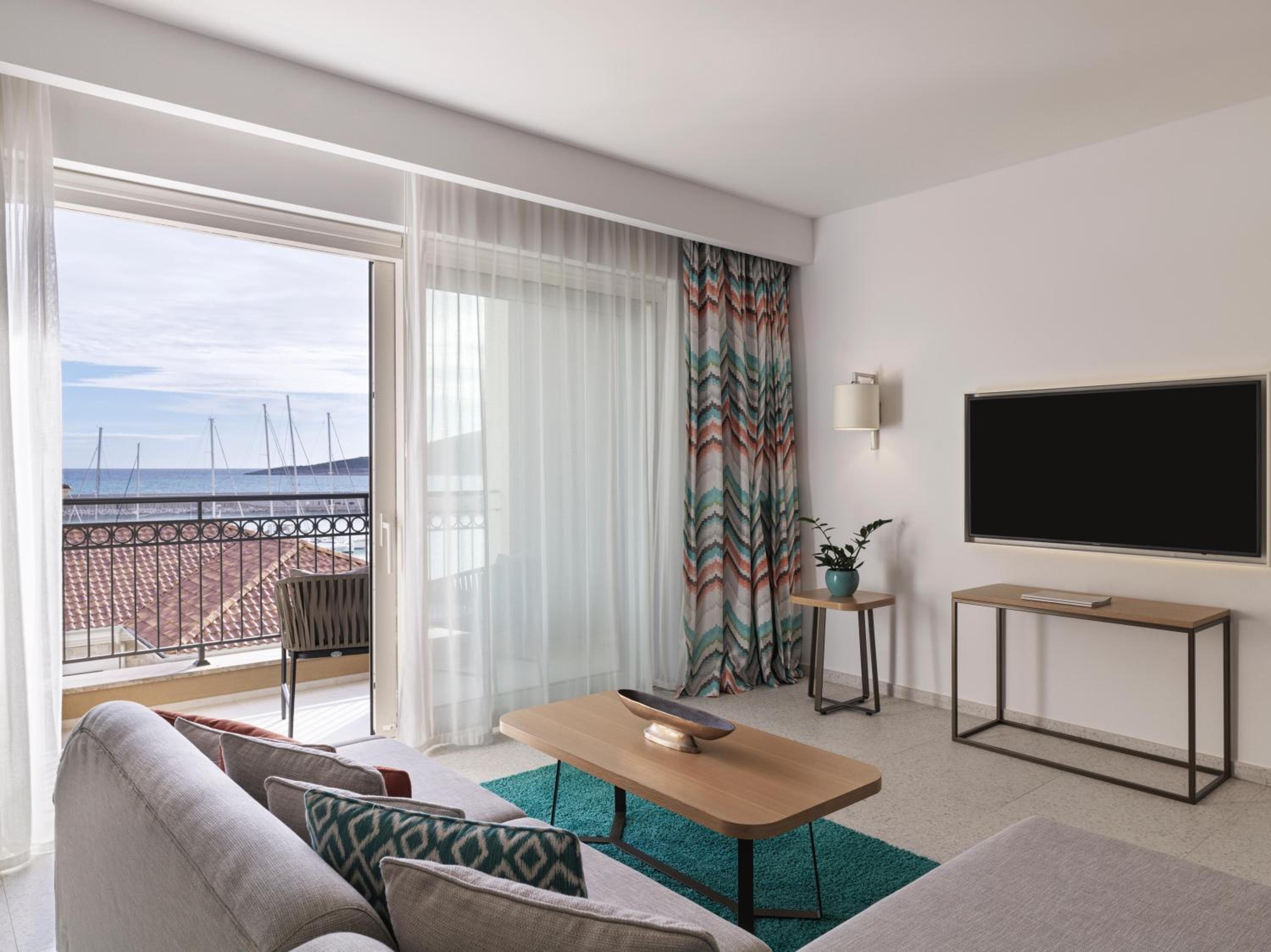 Junior Suite with Partial Sea View - Photo 2
