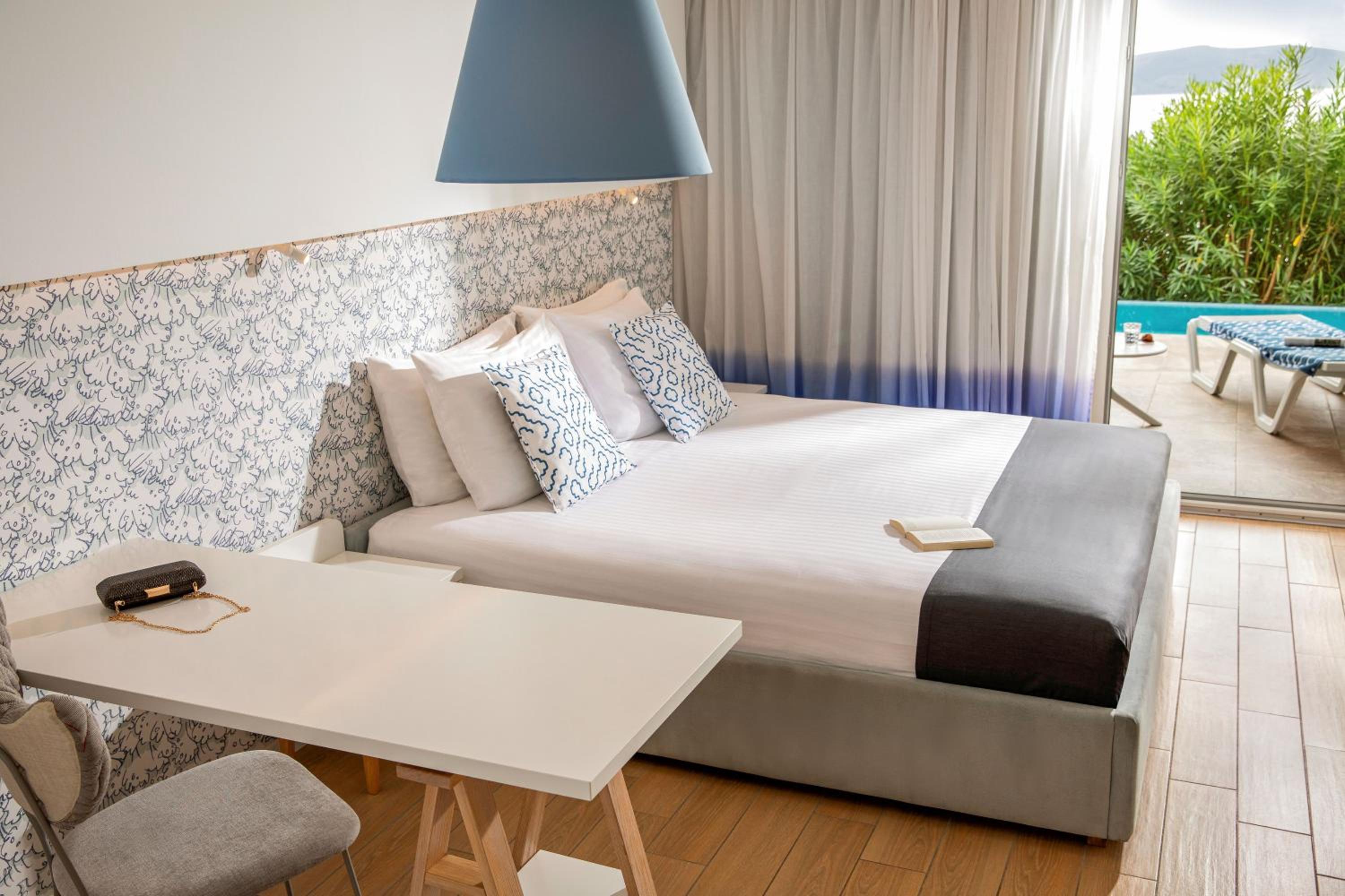 Standard Doppelzimmer mit direktem Zugang zum Pool und Meerblick