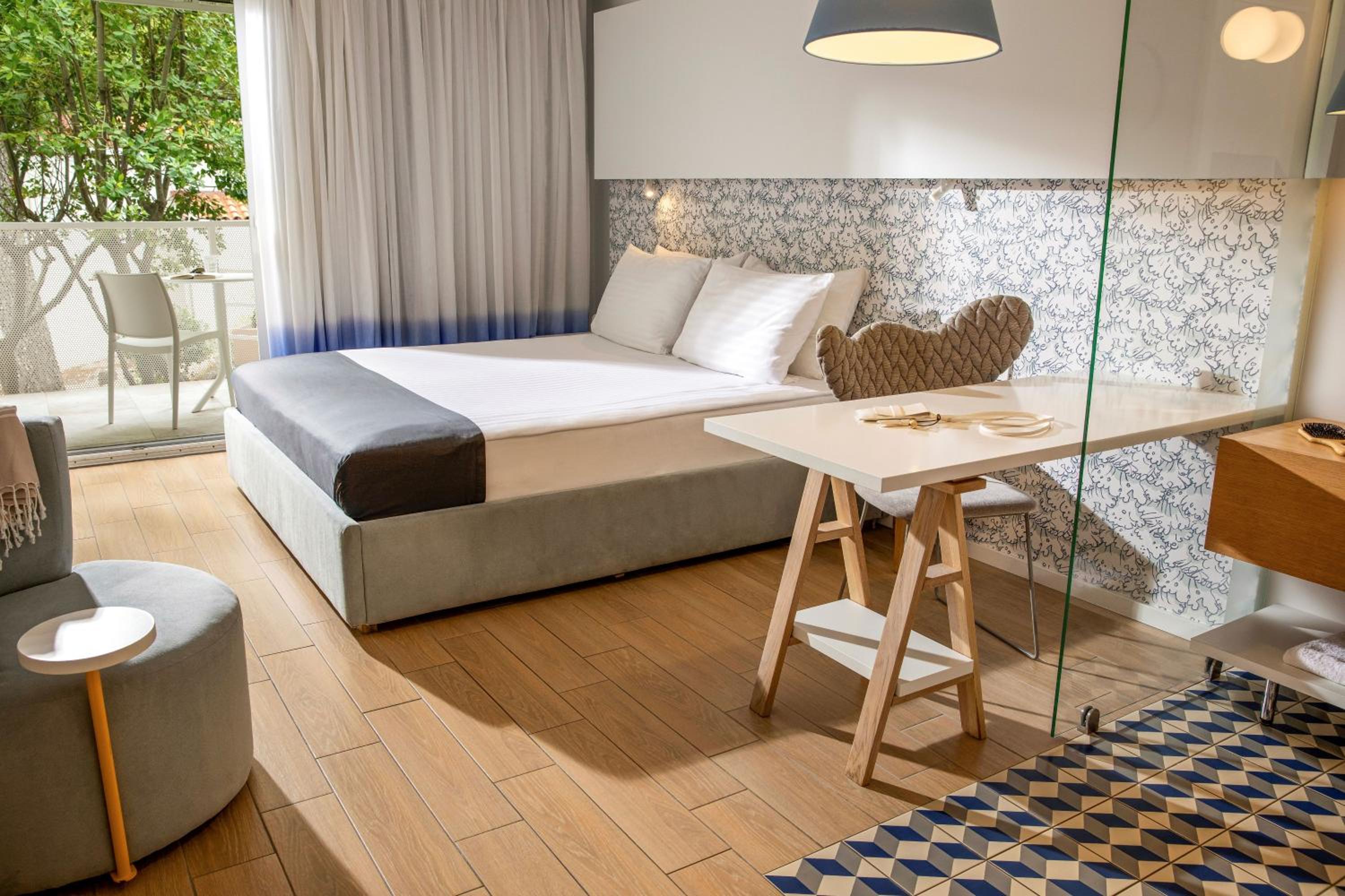 Doppelzimmer mit Balkon und seitlichem Meerblick