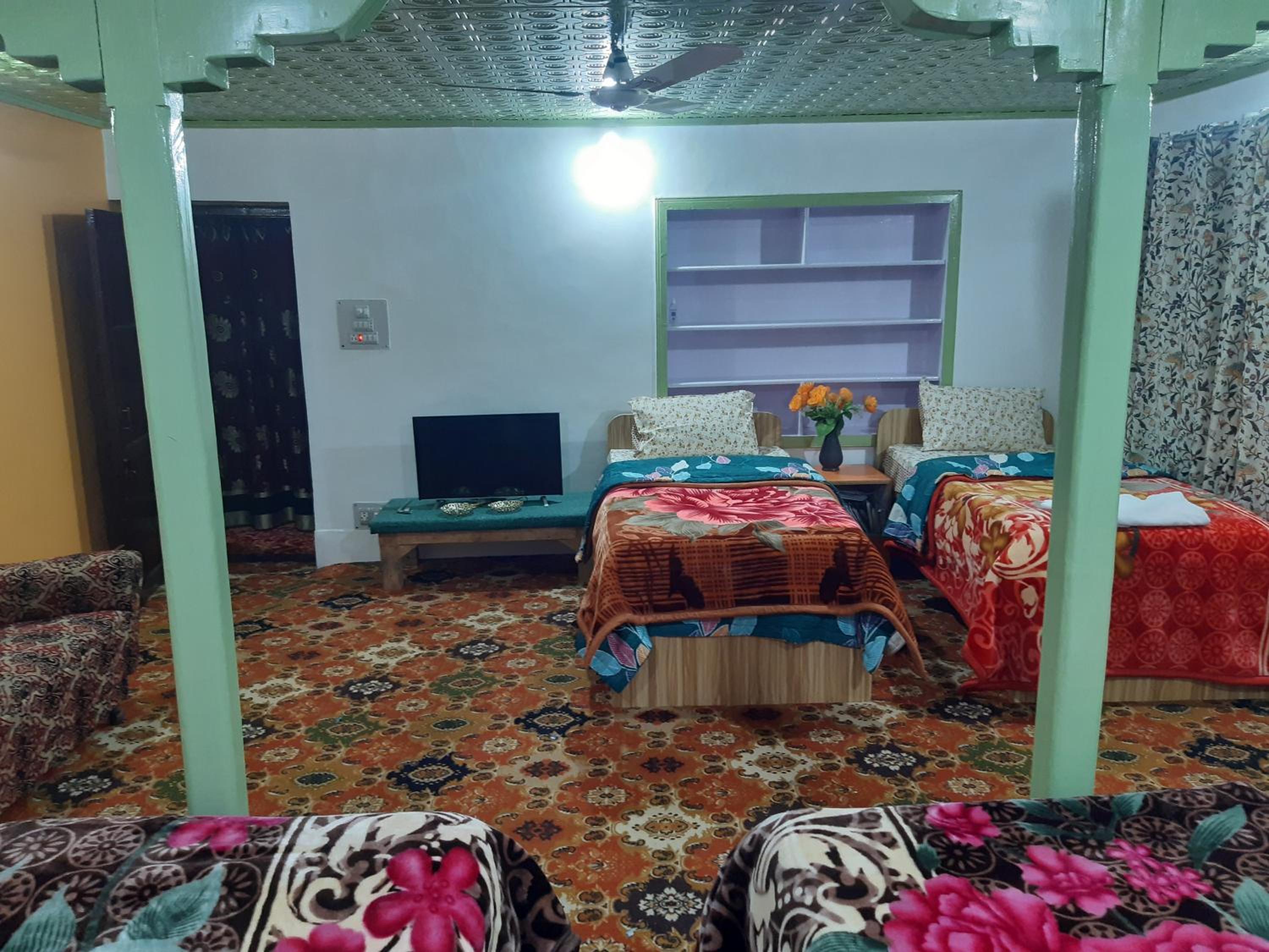 Quadruple Room with Mountain View photo 2