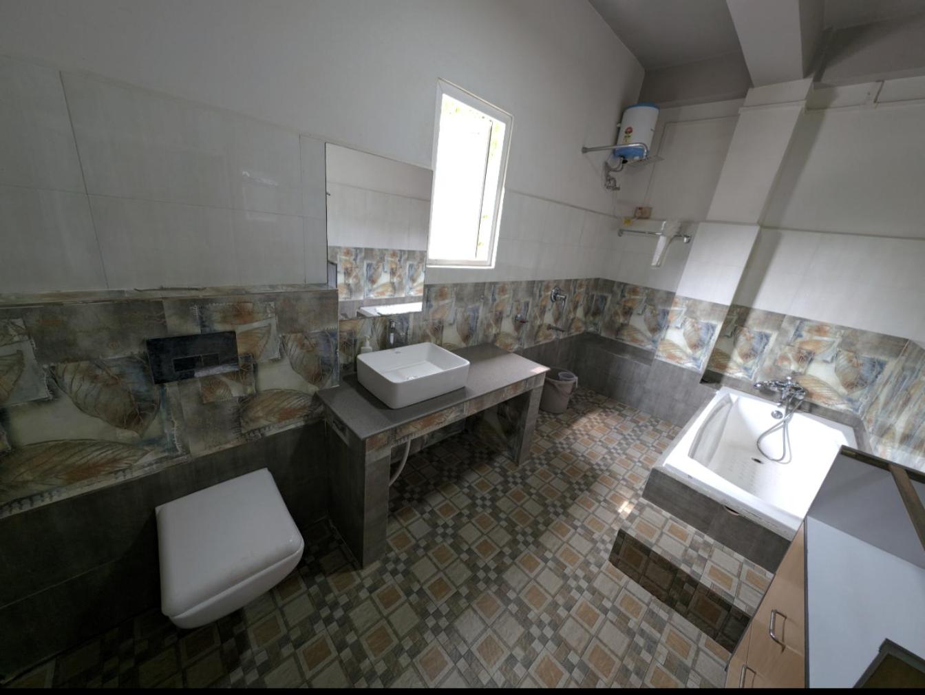 King Room with Balcony - Photo 19