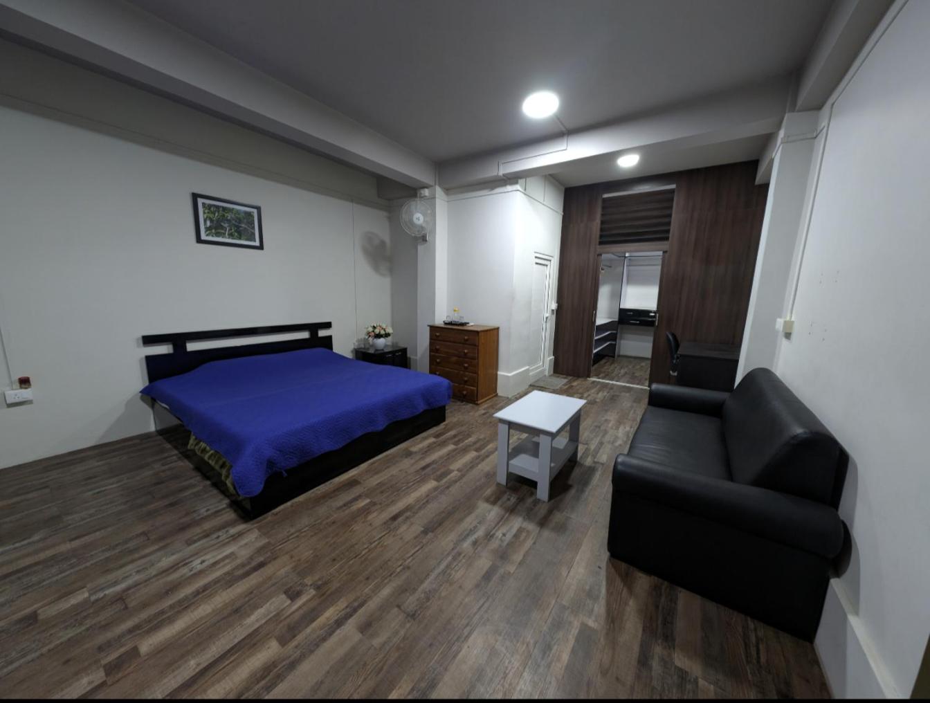 King Room with Balcony - Photo 17