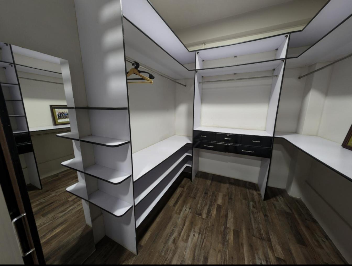 King Room with Balcony - Photo 15