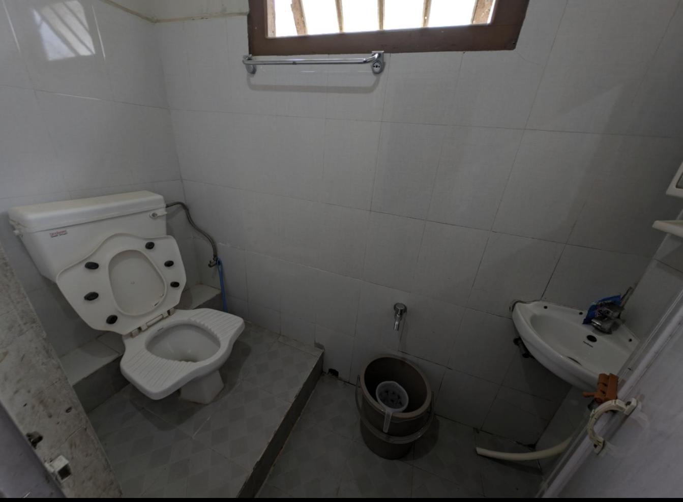 Twin Room with Private Bathroom - Photo 18