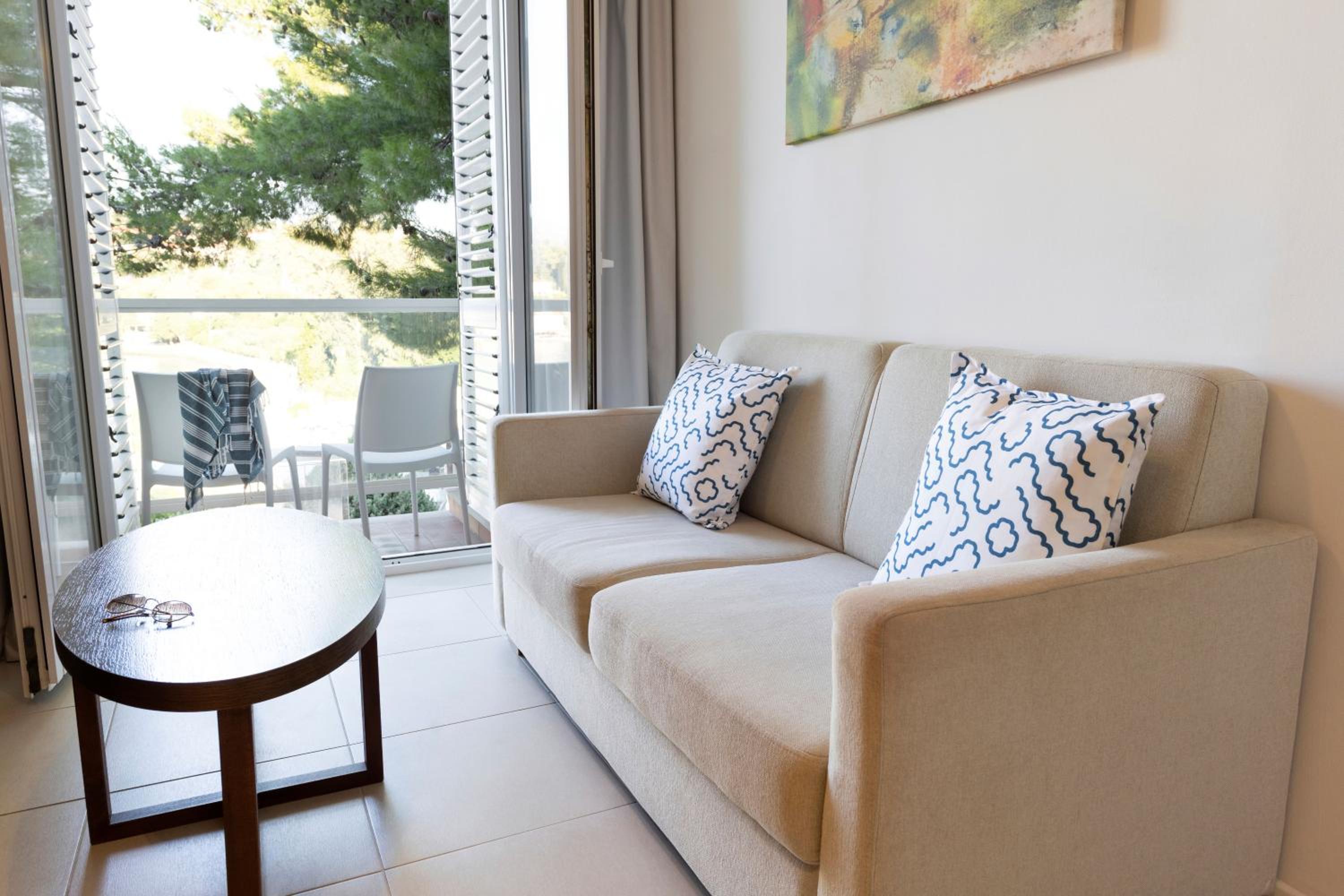 Junior Suite with Balcony and Side Sea View photo 2