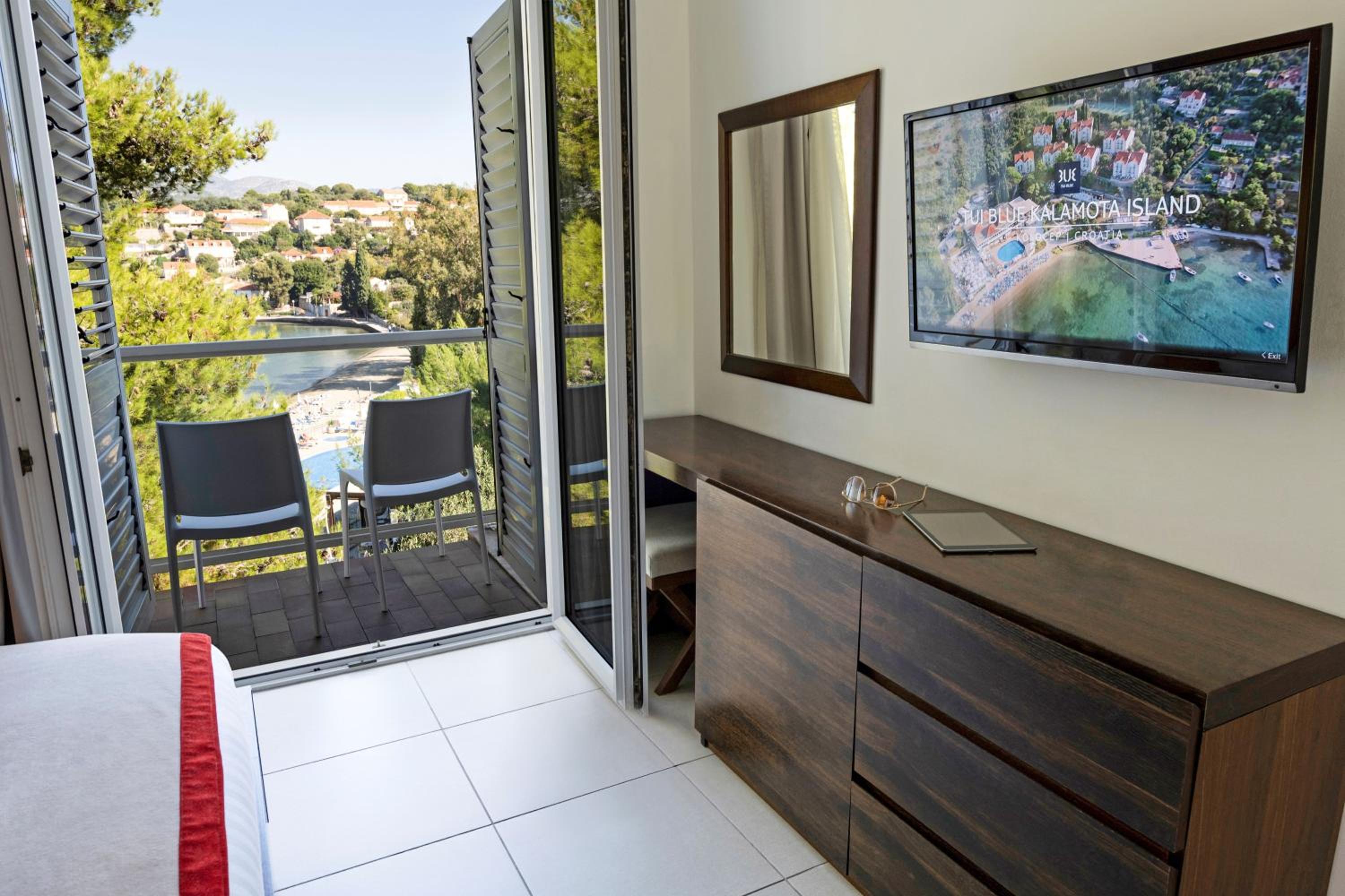 Junior Suite with Balcony and Side Sea View photo 3