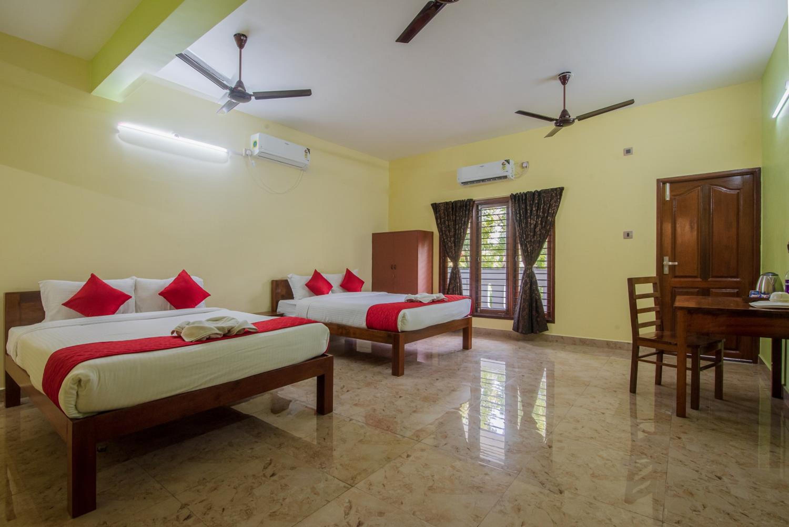 Family Room With Balcony - Photo 3