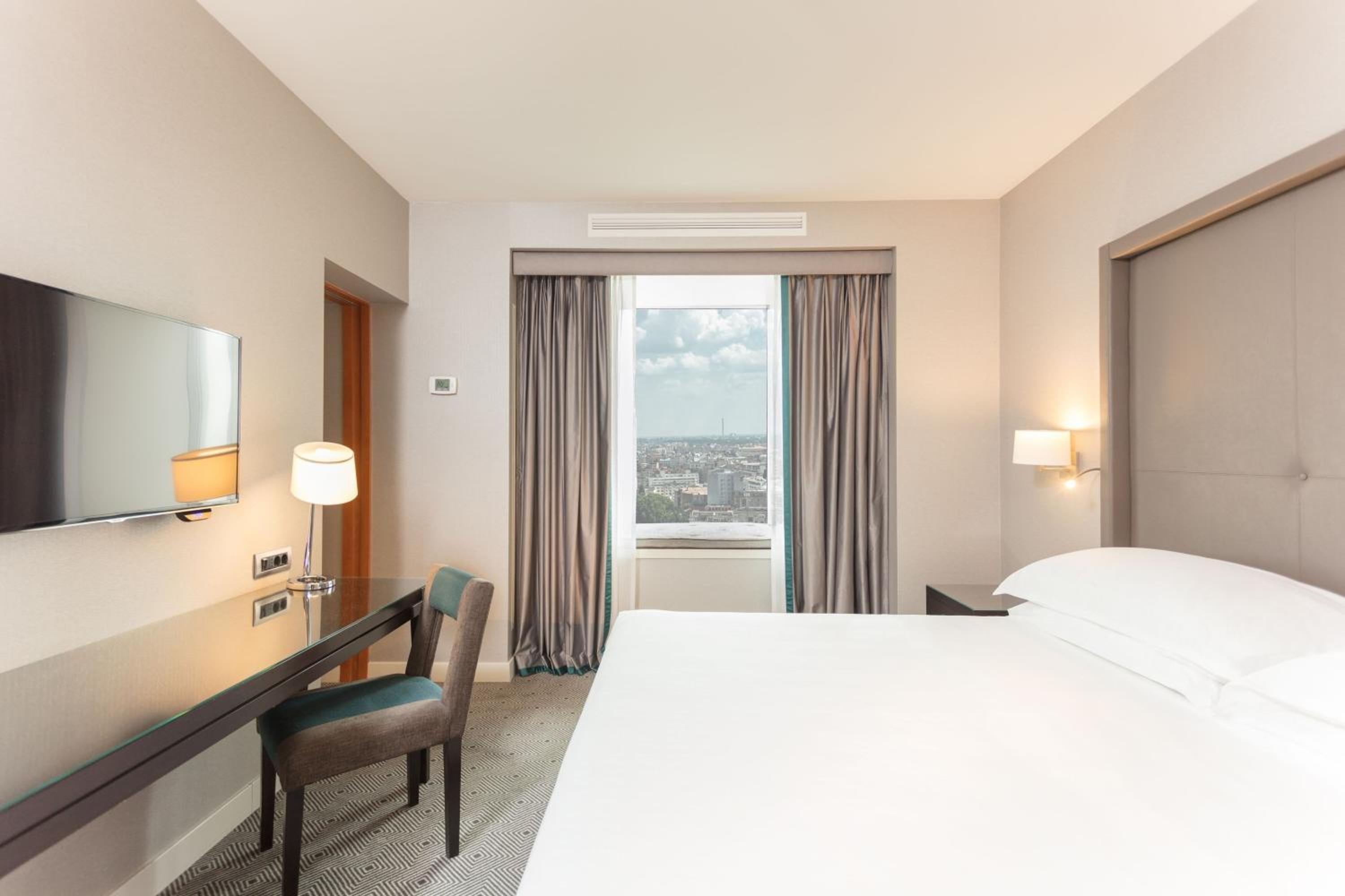 Deluxe, Executive level, 1 Bedroom Junior Suite, 1 King - Photo 1
