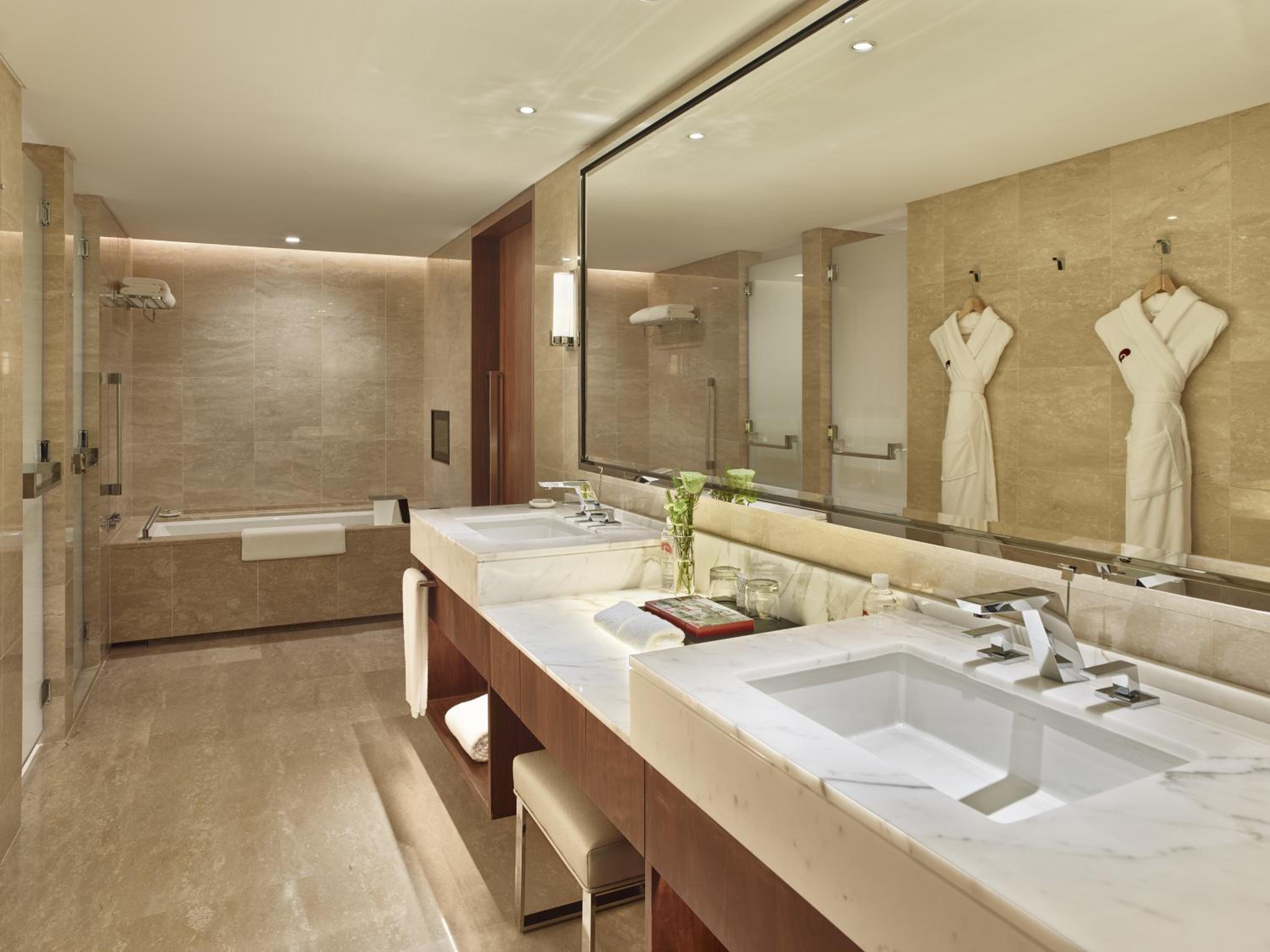 Deluxe King Room with City View - Photo 5