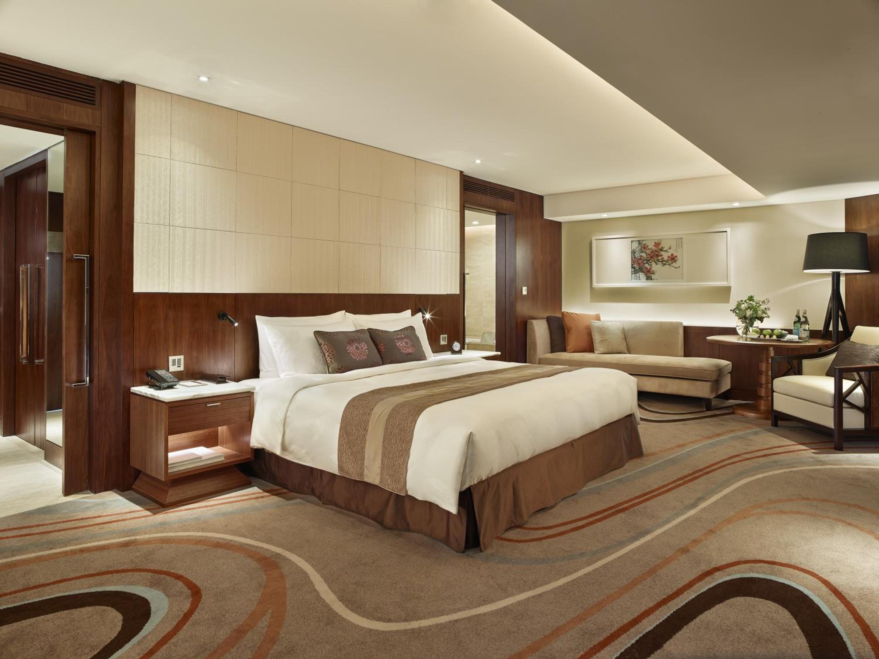 Deluxe King Room with City View - Photo 4