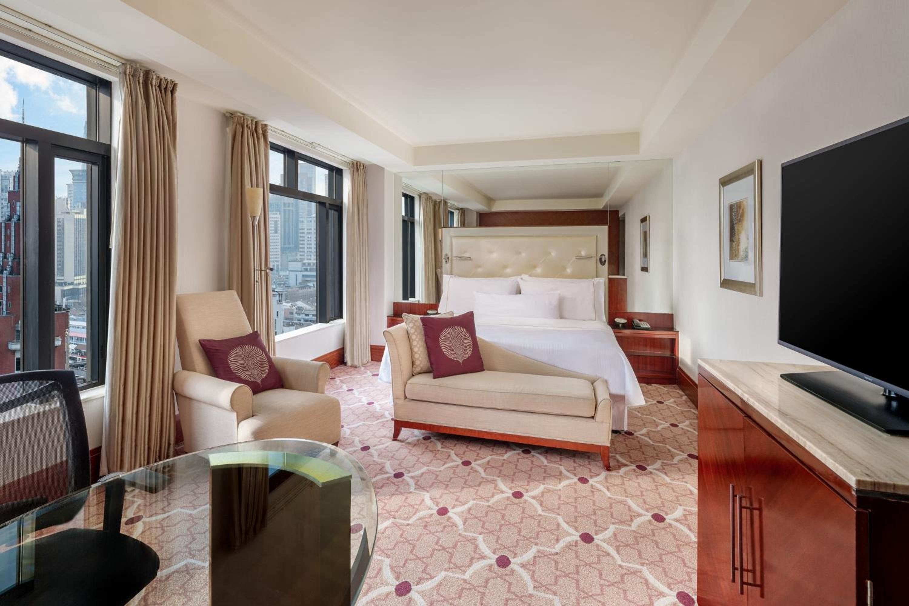 Crown Deluxe King Room photo 3