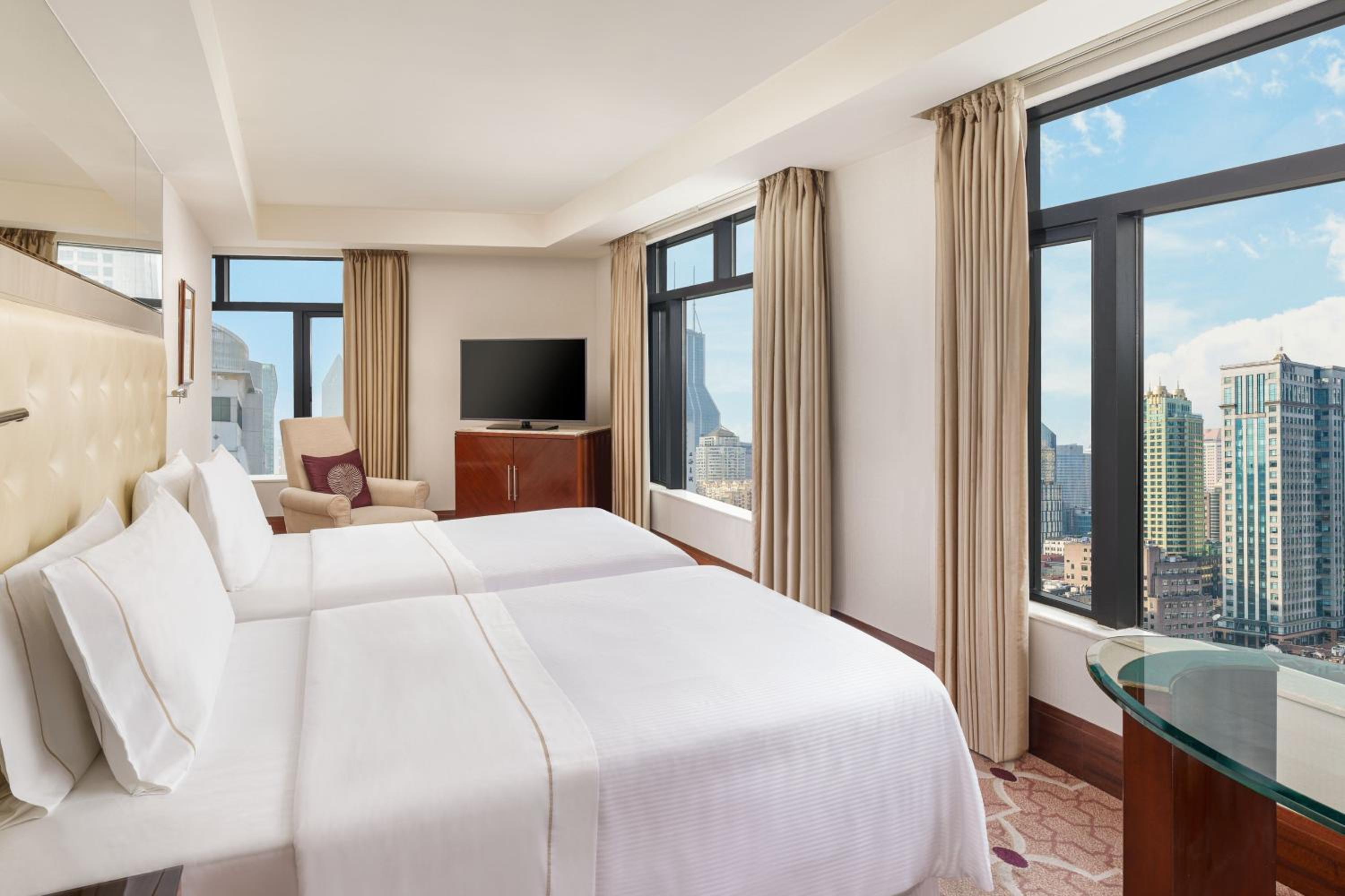 Crown Deluxe Twin Room photo 3