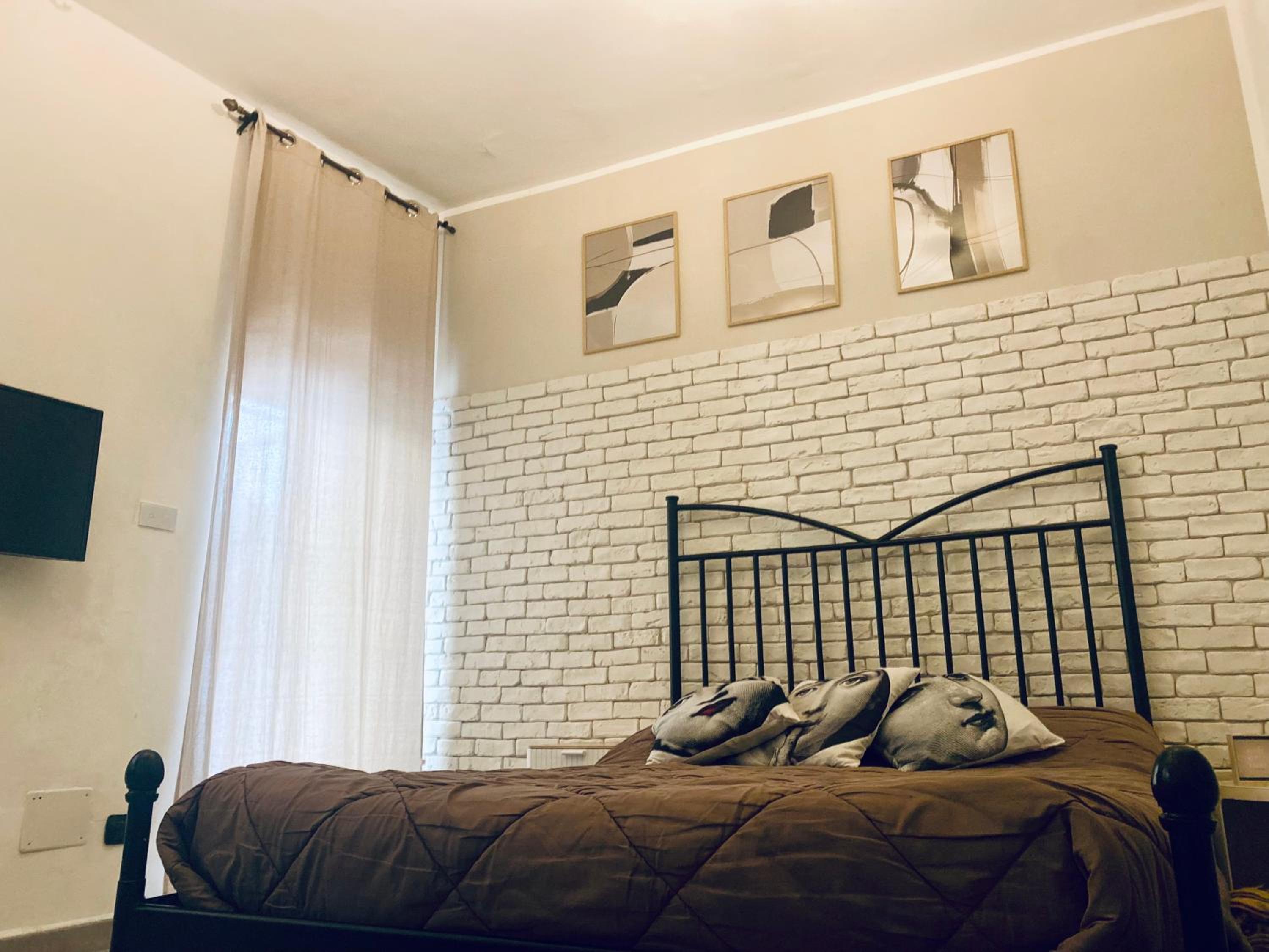 One-Bedroom Apartment photo 1