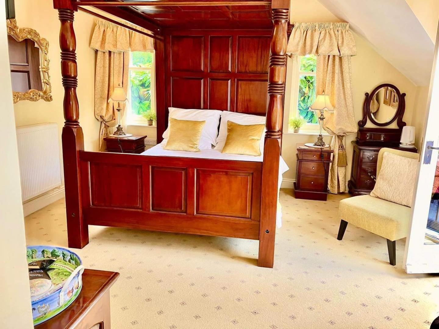 Luxury Double Room with Four Poster Bed photo 1