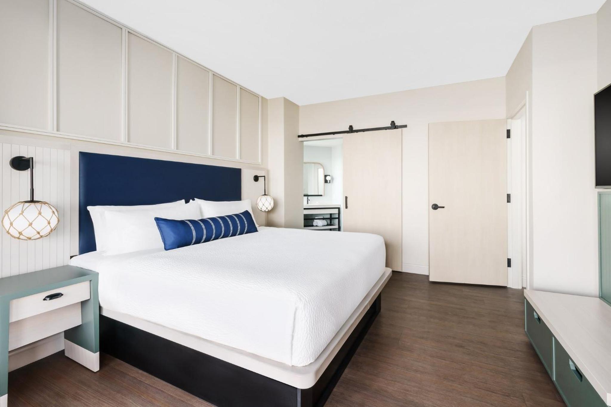 One-Bedroom King Suite - Photo 6
