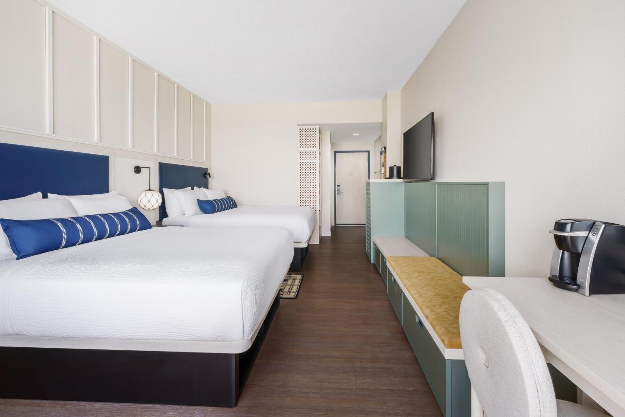 Queen Room with Two Queen Beds - Non-Smoking - Photo 4